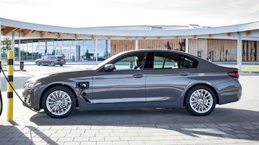 BMW 520e - side