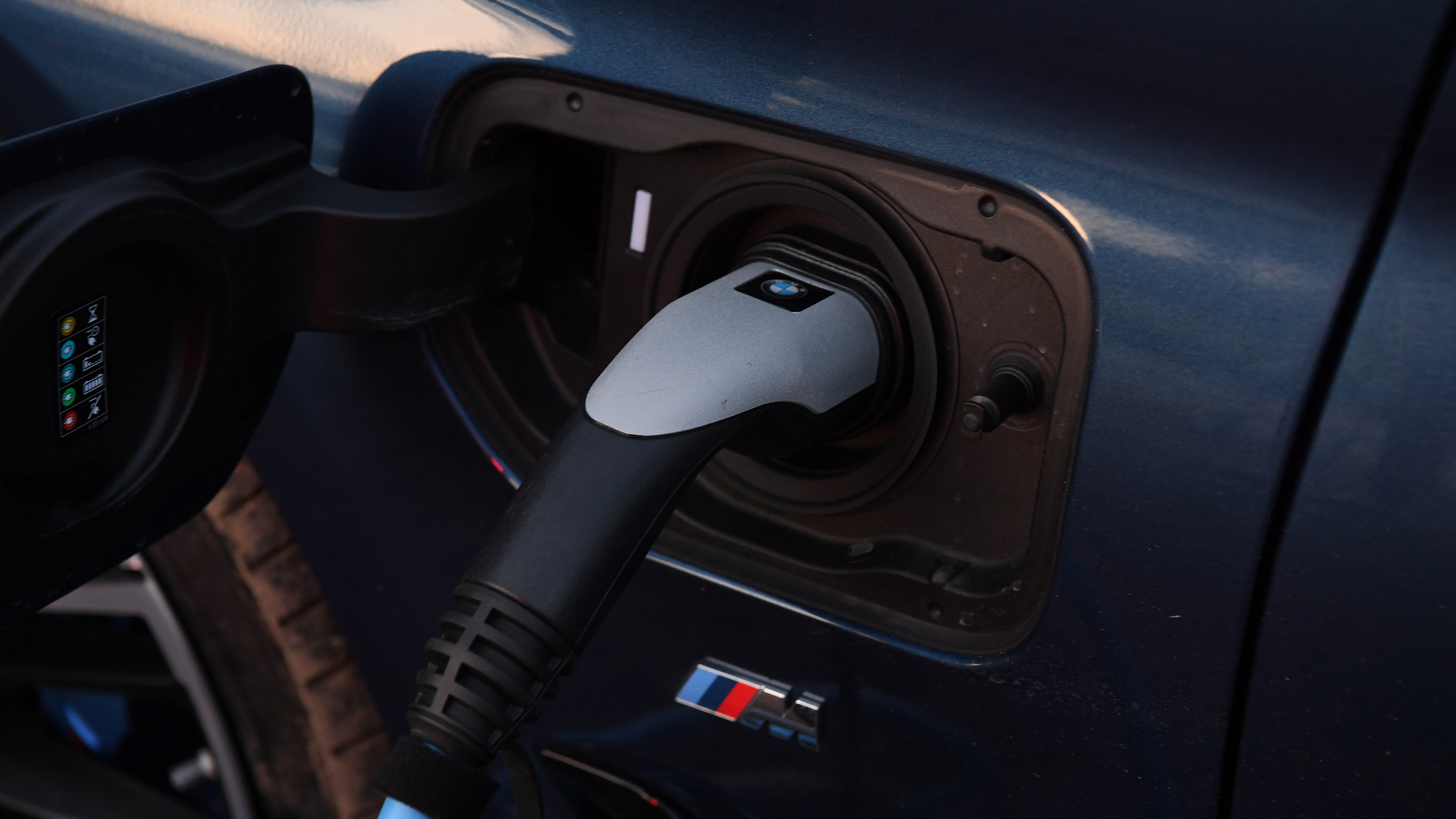 BMW 5 Series - charge