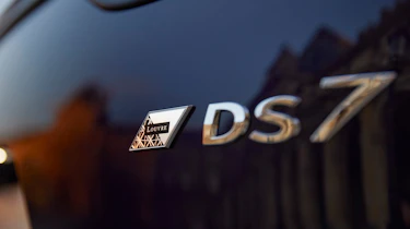DS 7 Louvre - badge