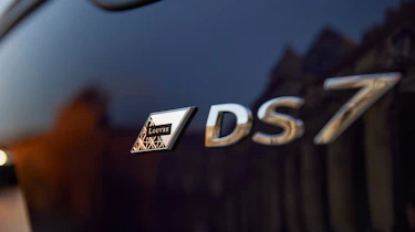 DS 7 Louvre - badge