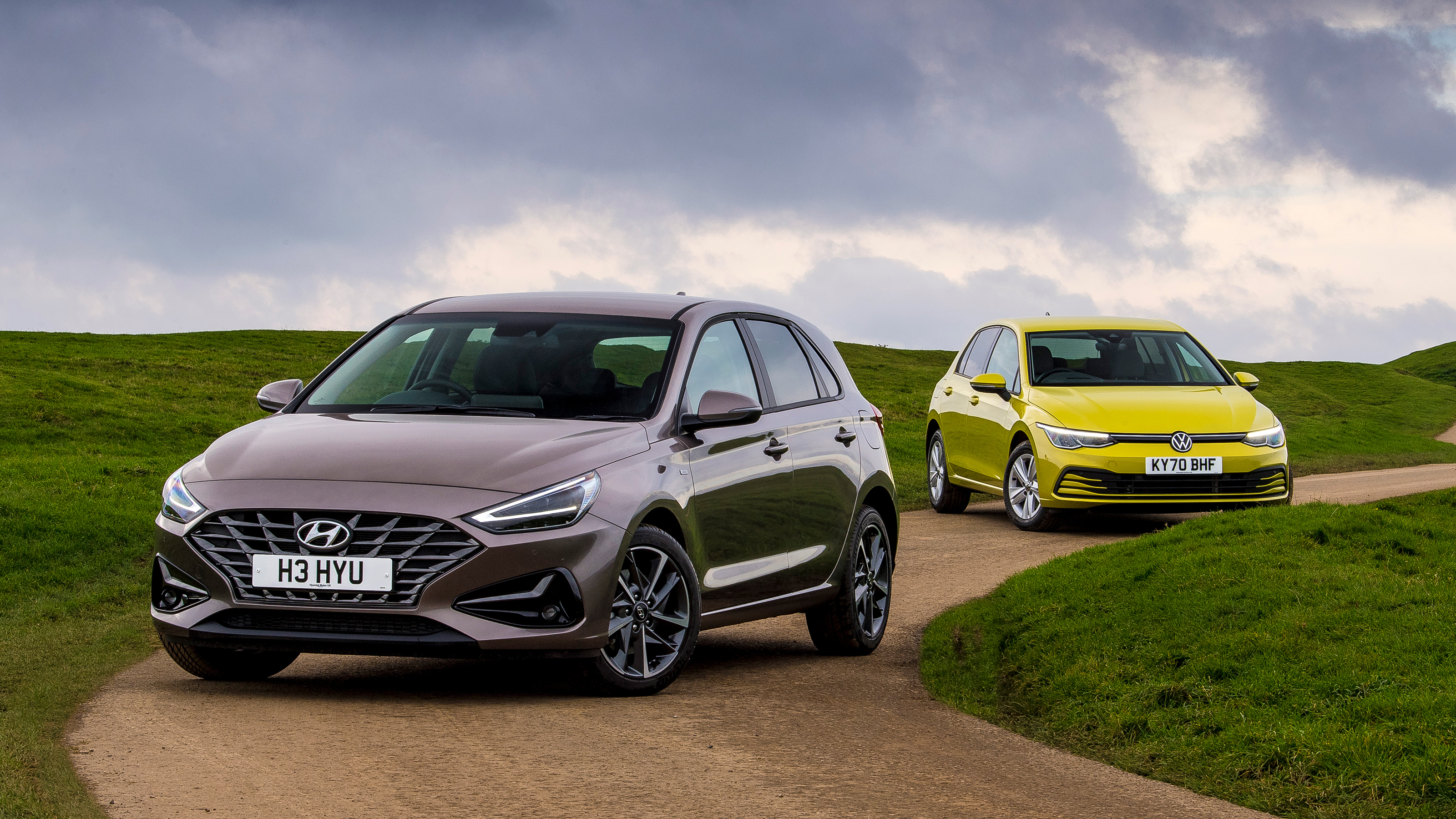 Hyundai i30 vs Volkswagen Golf - main