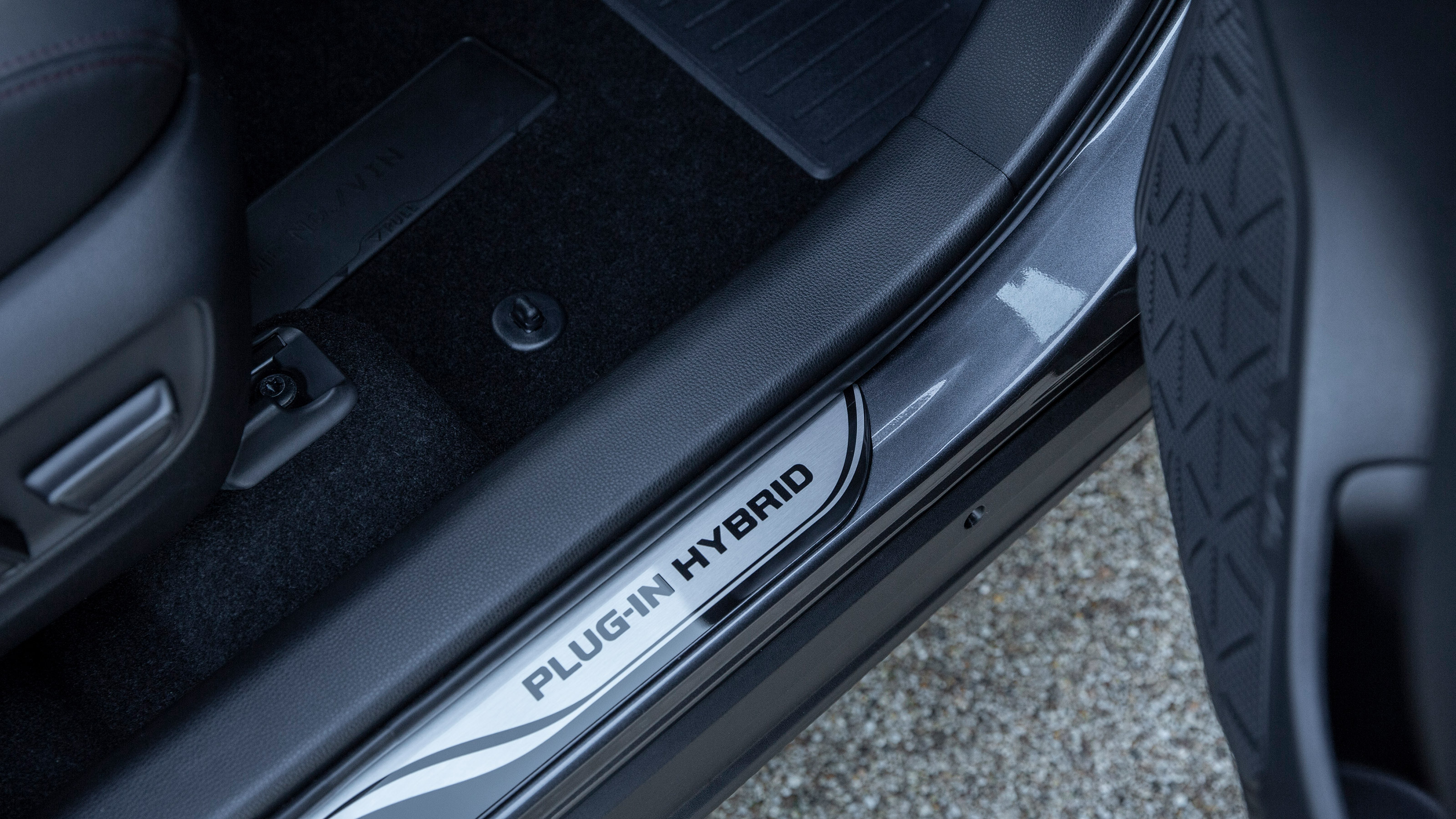 Toyota RAV4 plug-in hybrid - sill