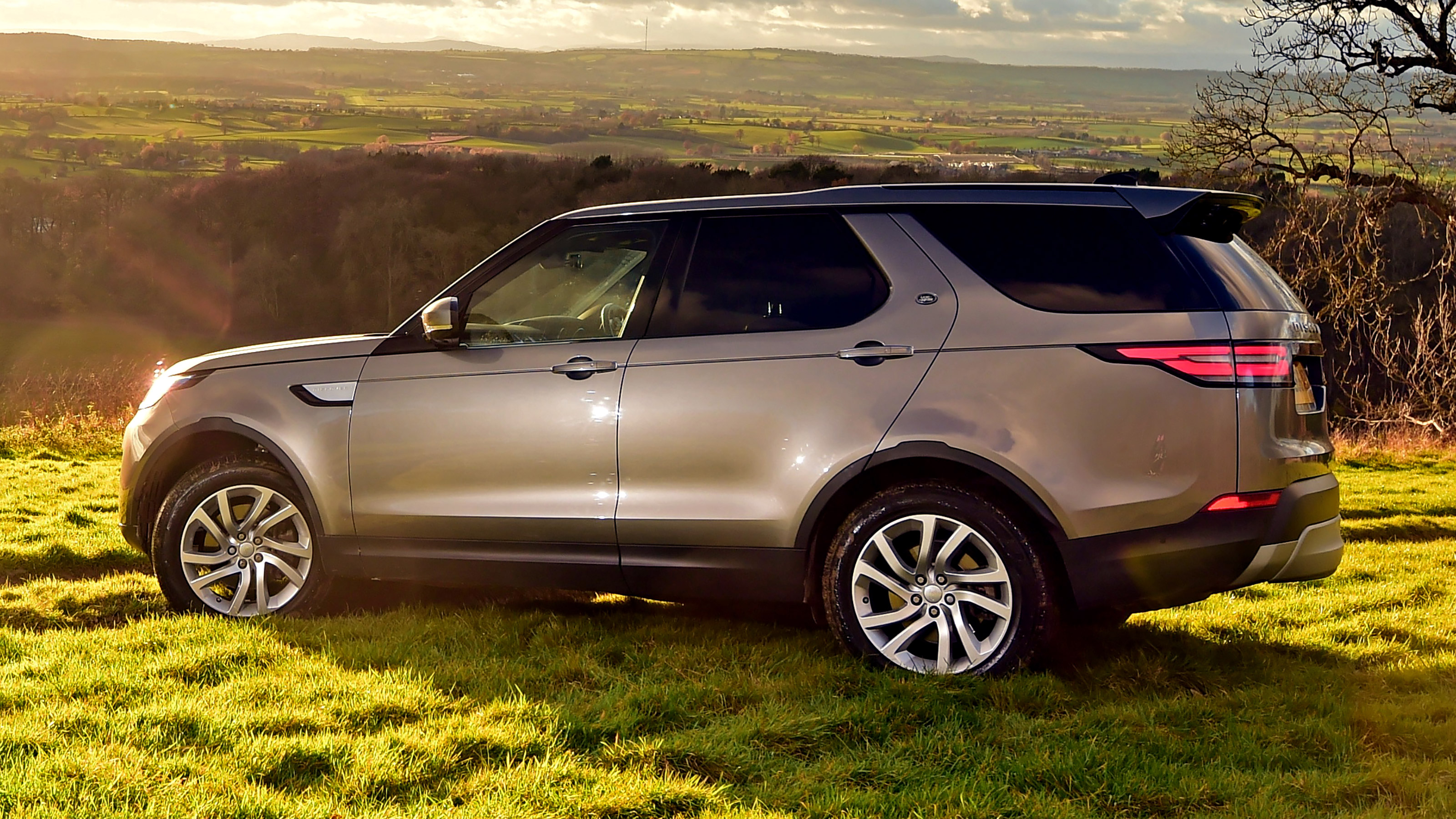 Used Land Rover Discovery 5 - rear