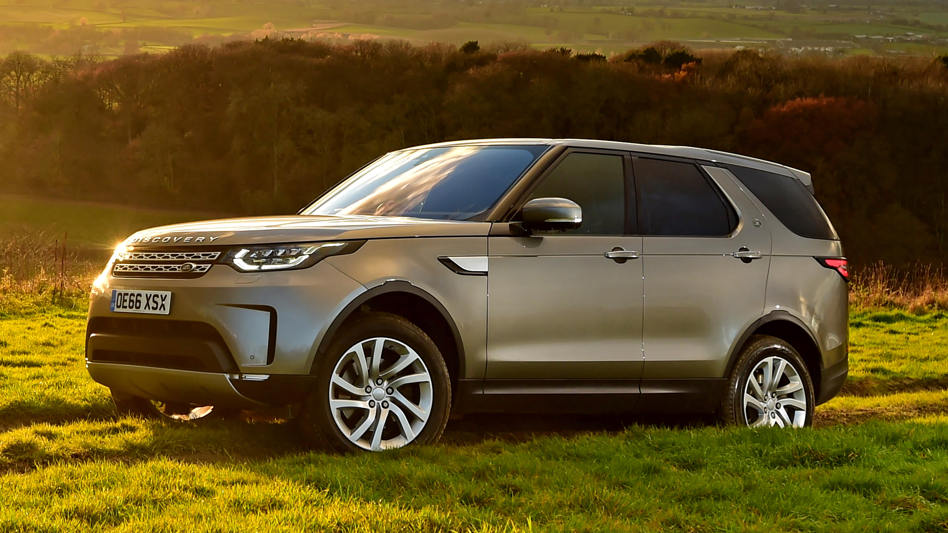 Used Land Rover Discovery 5 - front