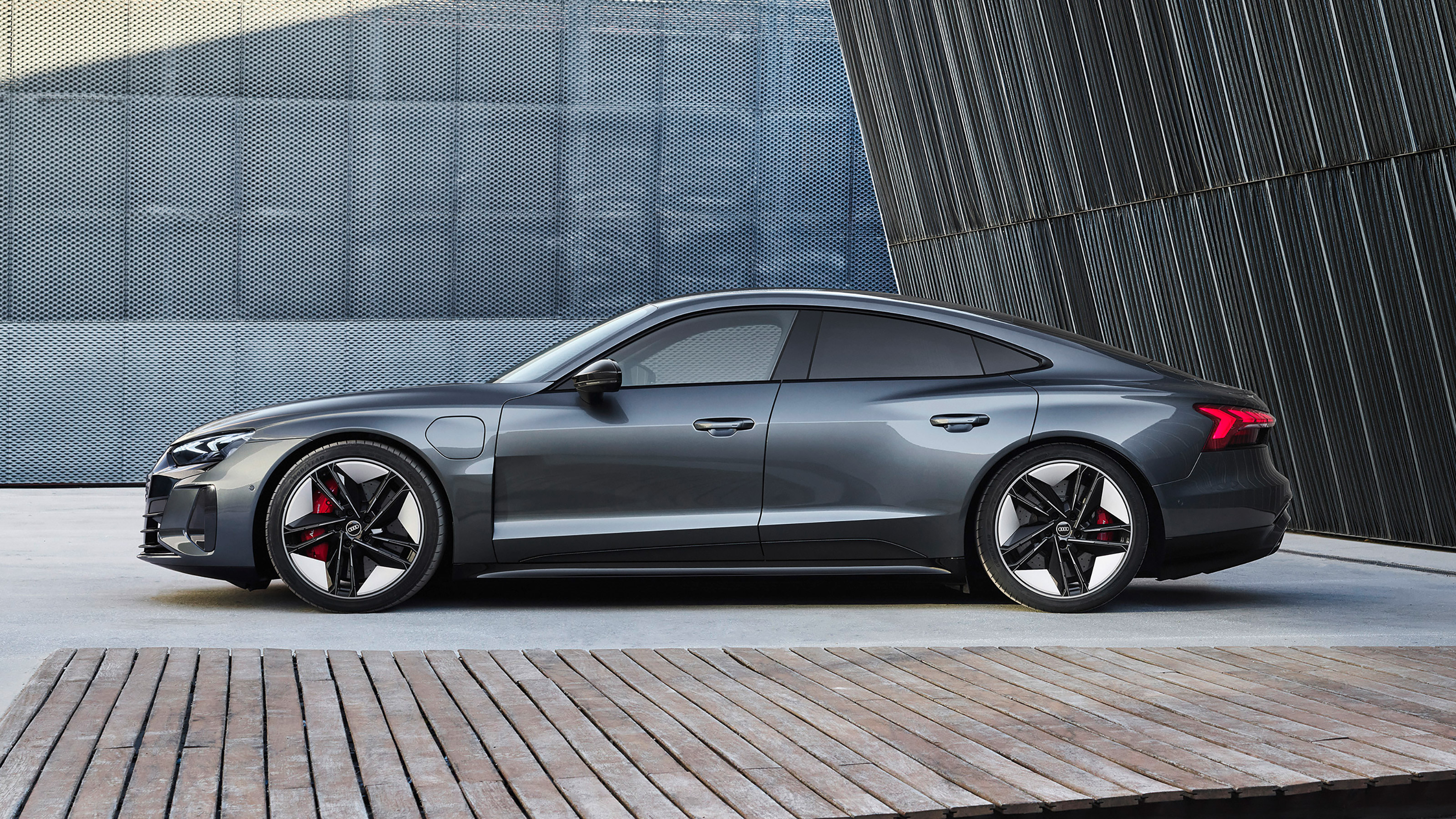 Audi RS e-tron GT - side