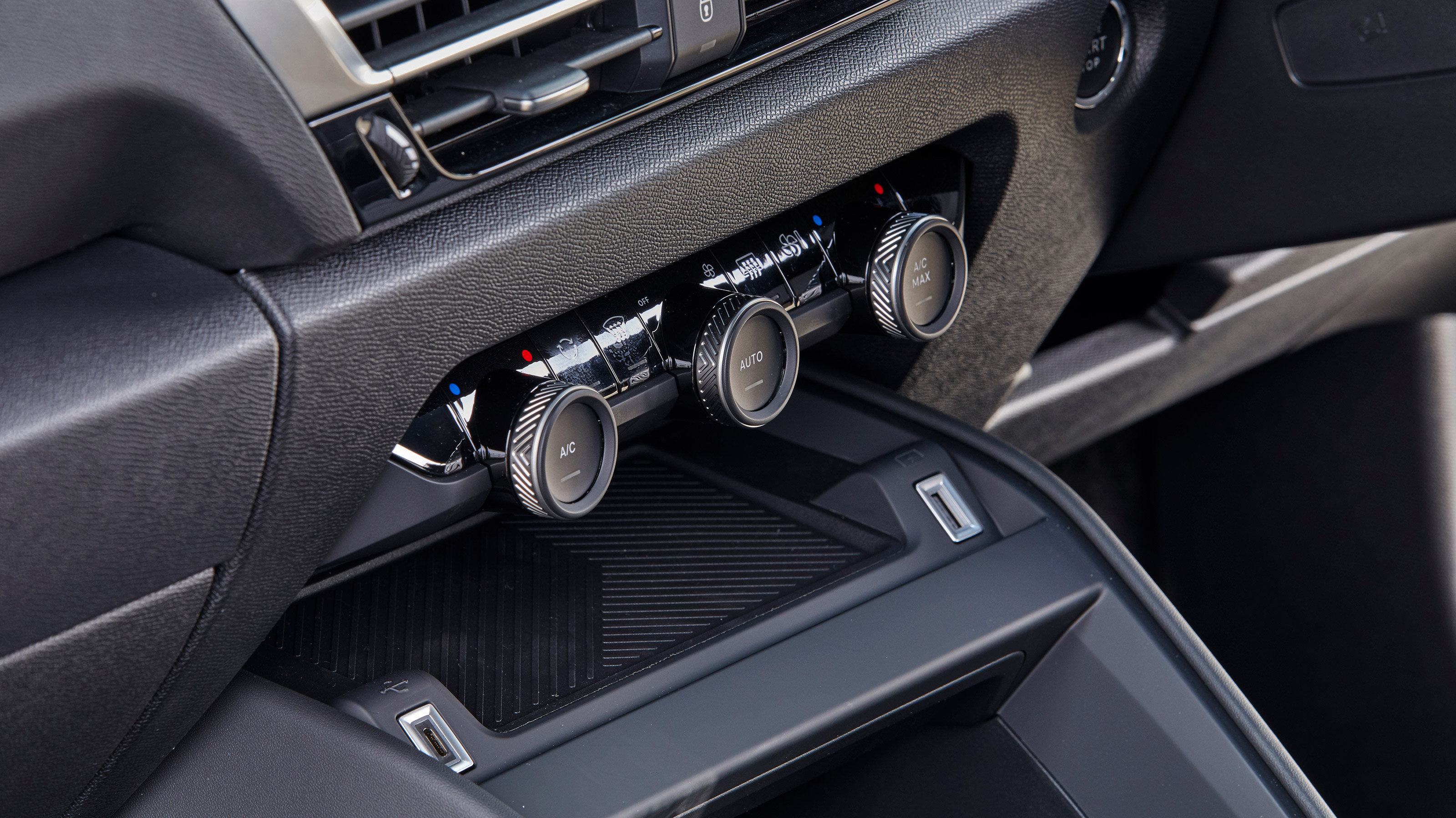 Citroen e-C4 - centre console
