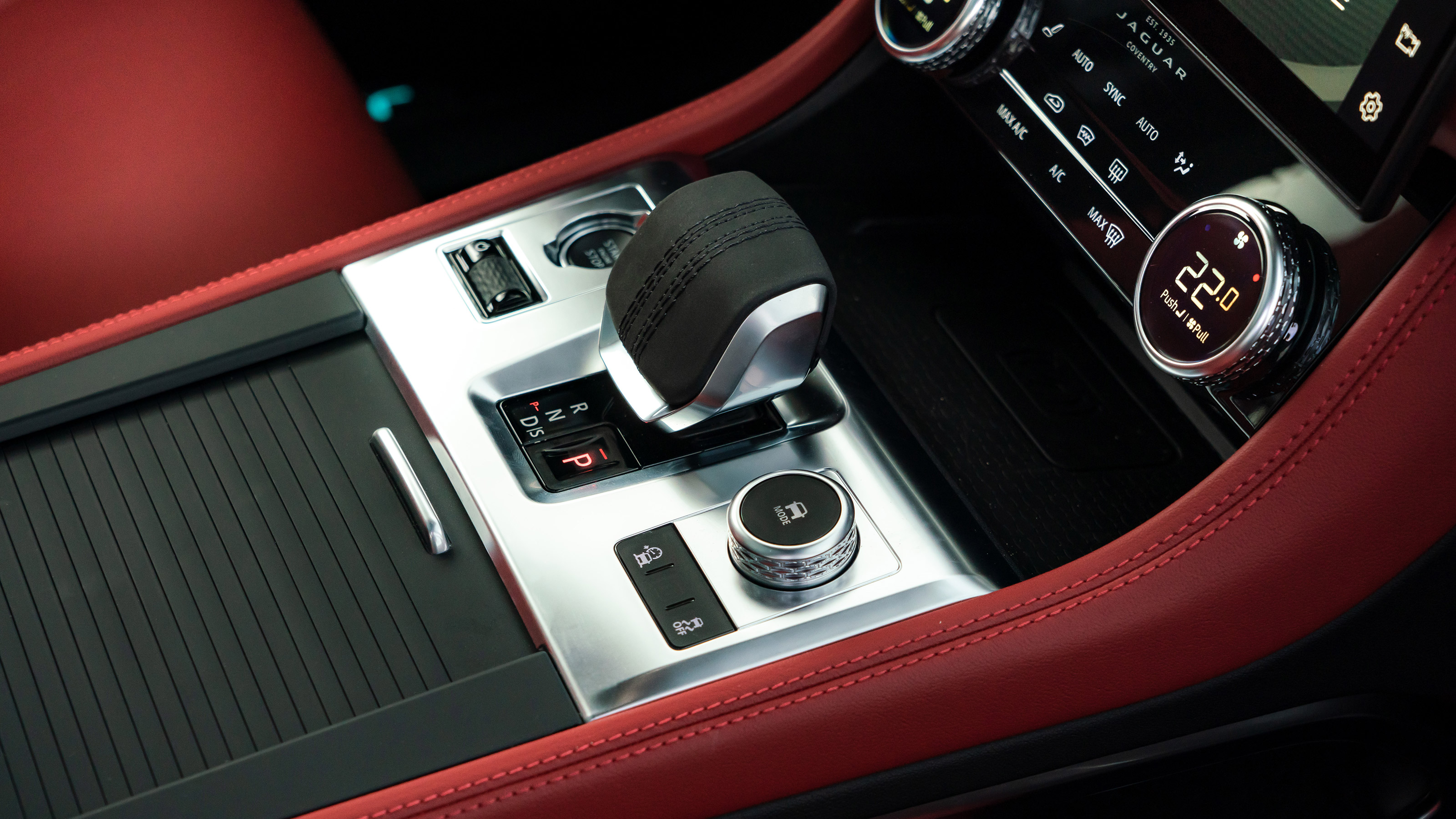 Jaguar F-Pace P400 - interior