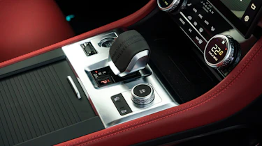 Jaguar F-Pace P400 - interior