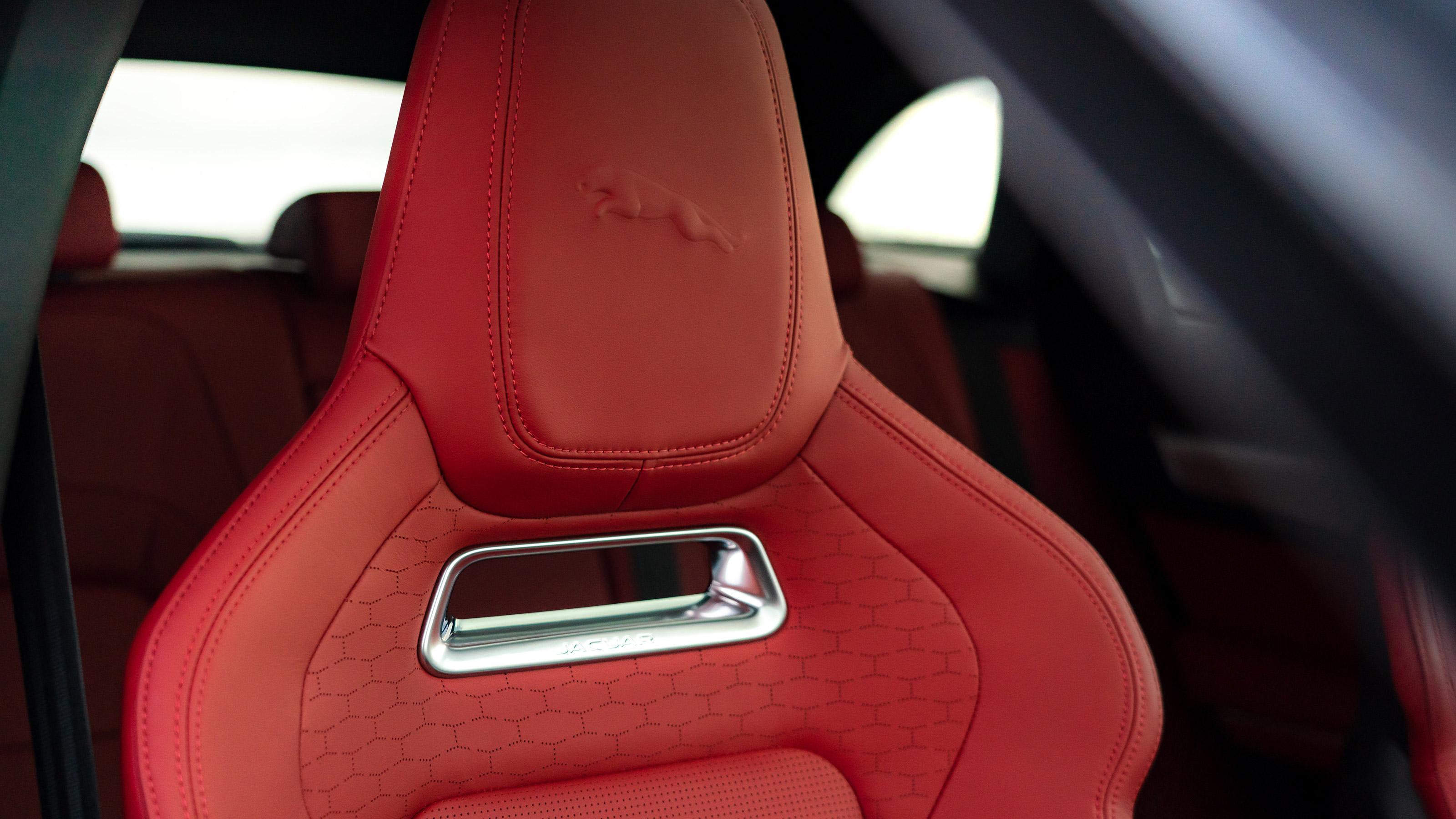Jaguar F-Pace P400 - seat