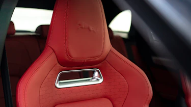 Jaguar F-Pace P400 - seat