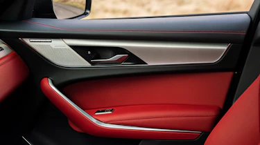 Jaguar F-Pace P400 - door