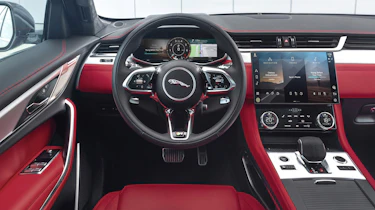 Jaguar F-Pace P400 - dash