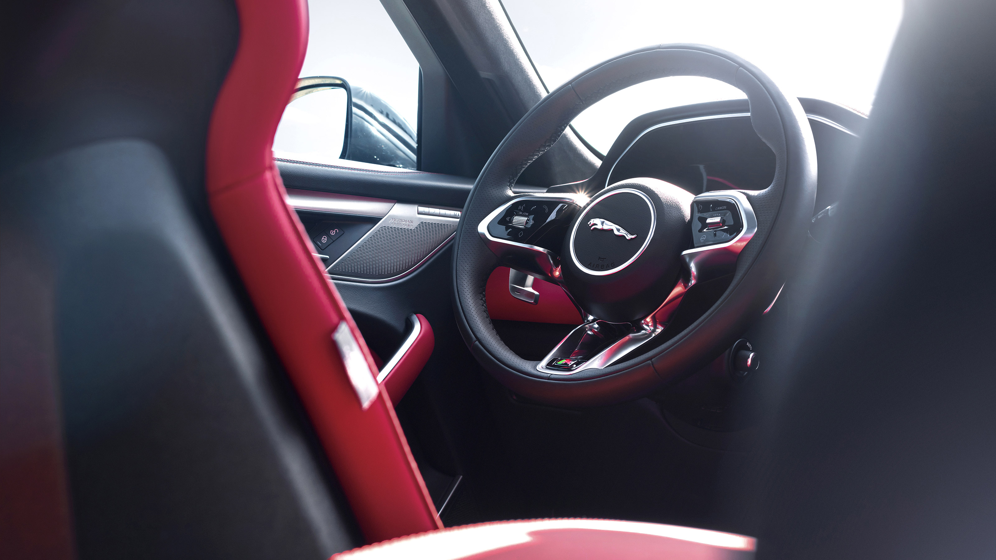 Jaguar F-Pace P400 - steering wheel