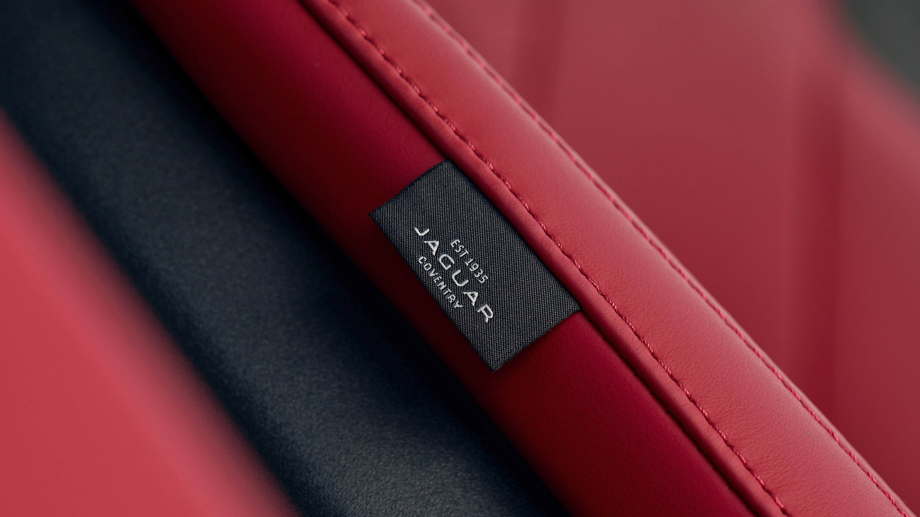Jaguar F-Pace P400 - seat detail