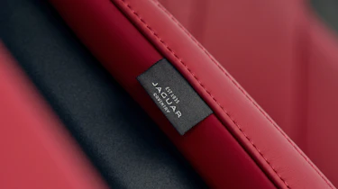 Jaguar F-Pace P400 - seat detail