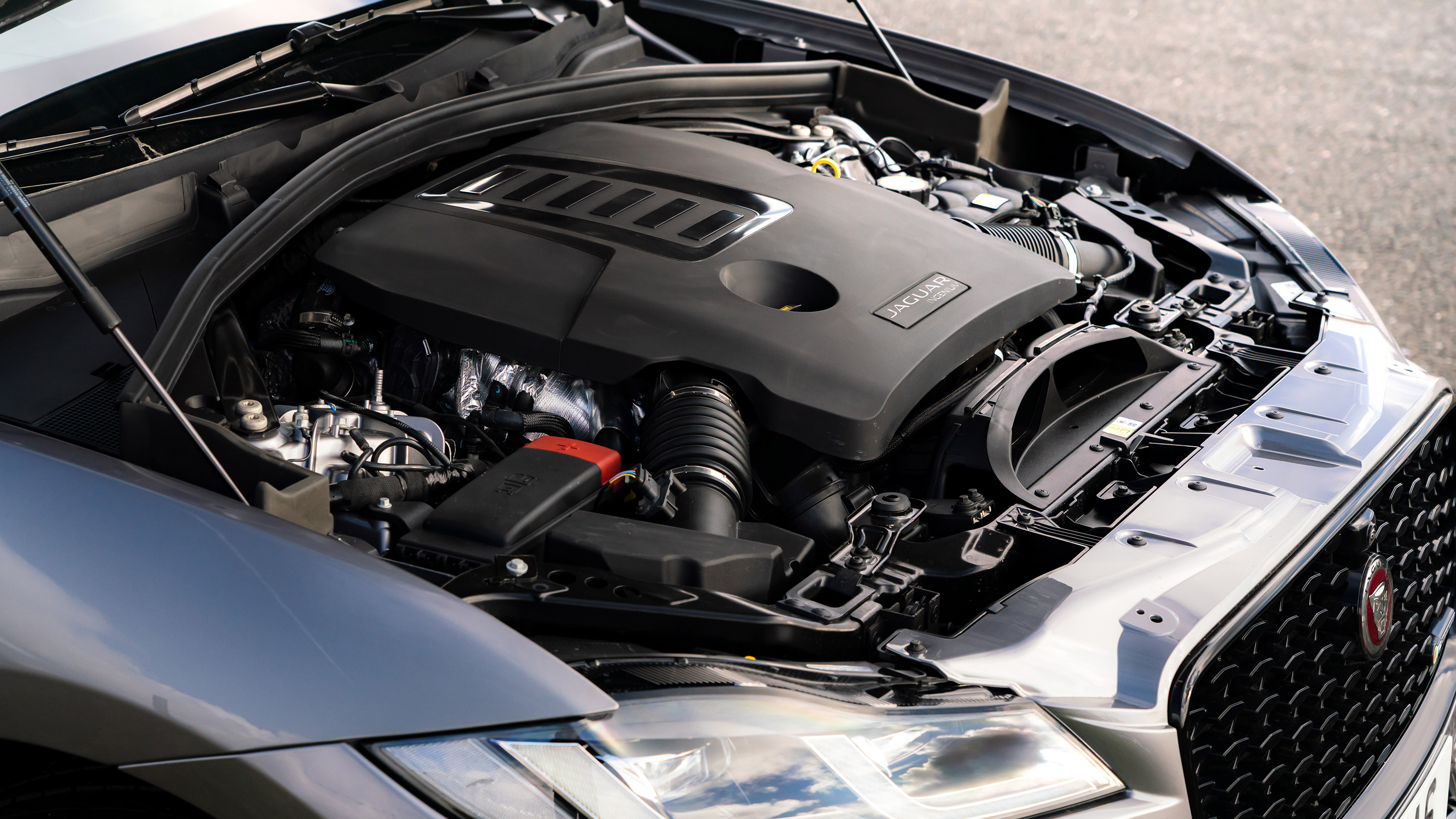 Jaguar F-Pace P400 - engine