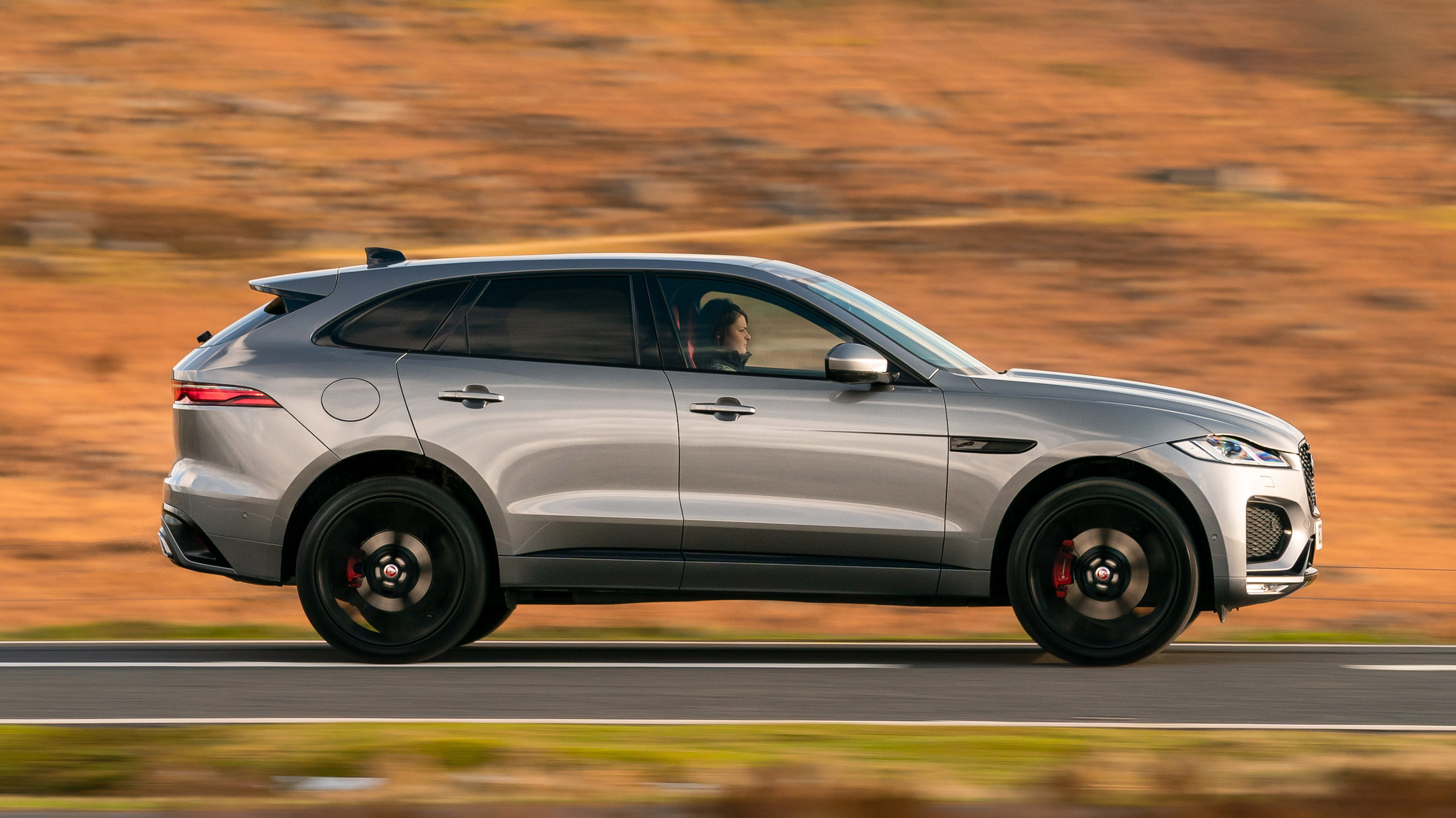Jaguar F-Pace P400 - side