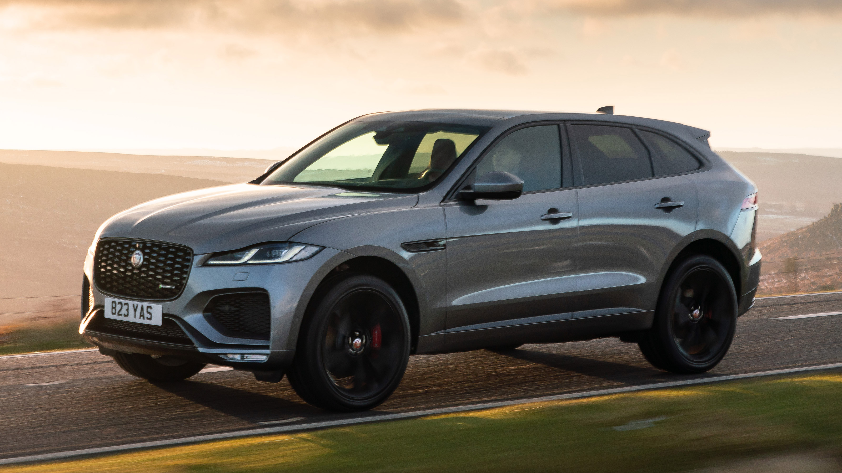 Jaguar F-Pace P400 - front action