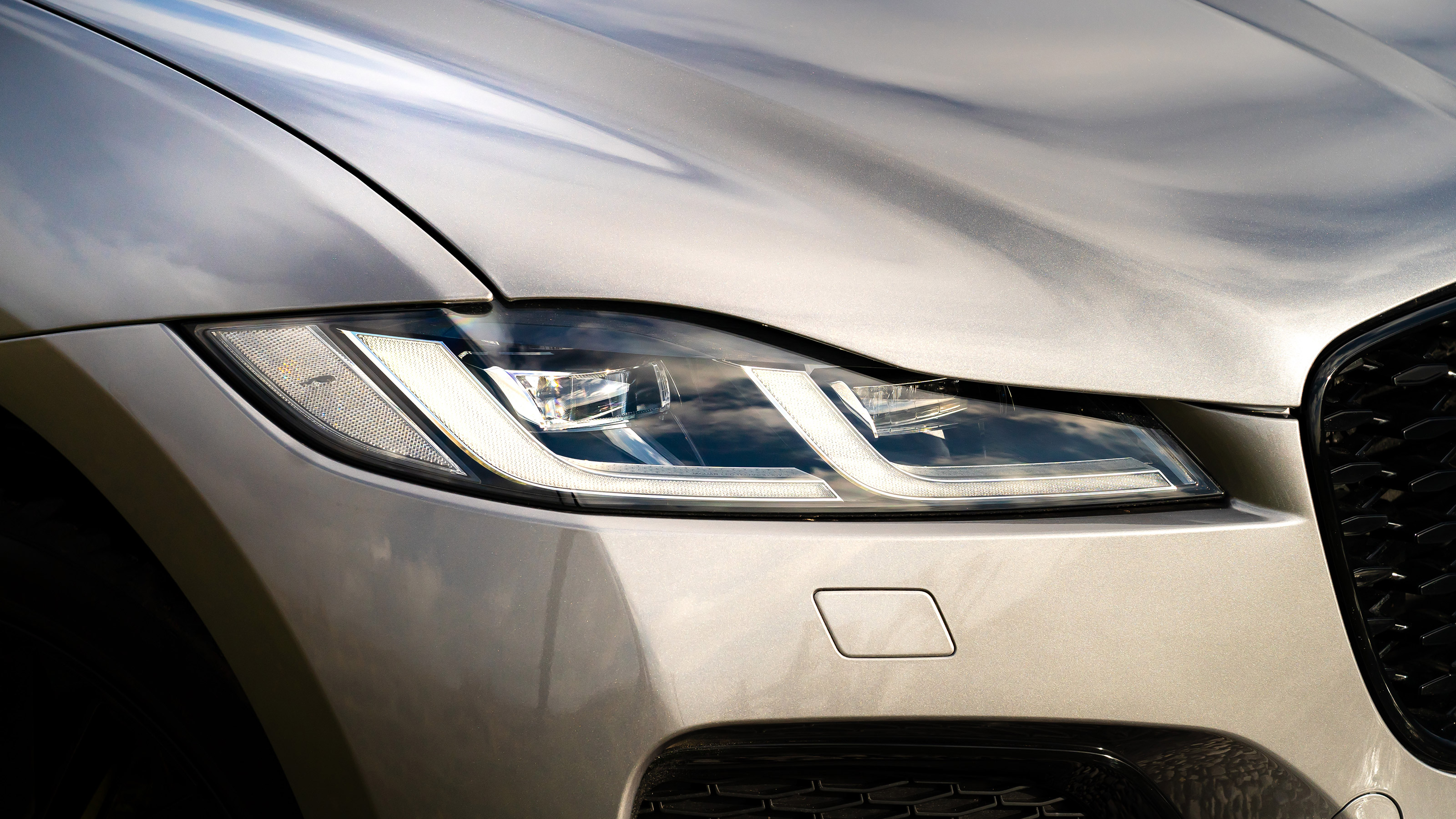 Jaguar F-Pace P400 - front light