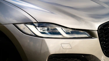 Jaguar F-Pace P400 - front light