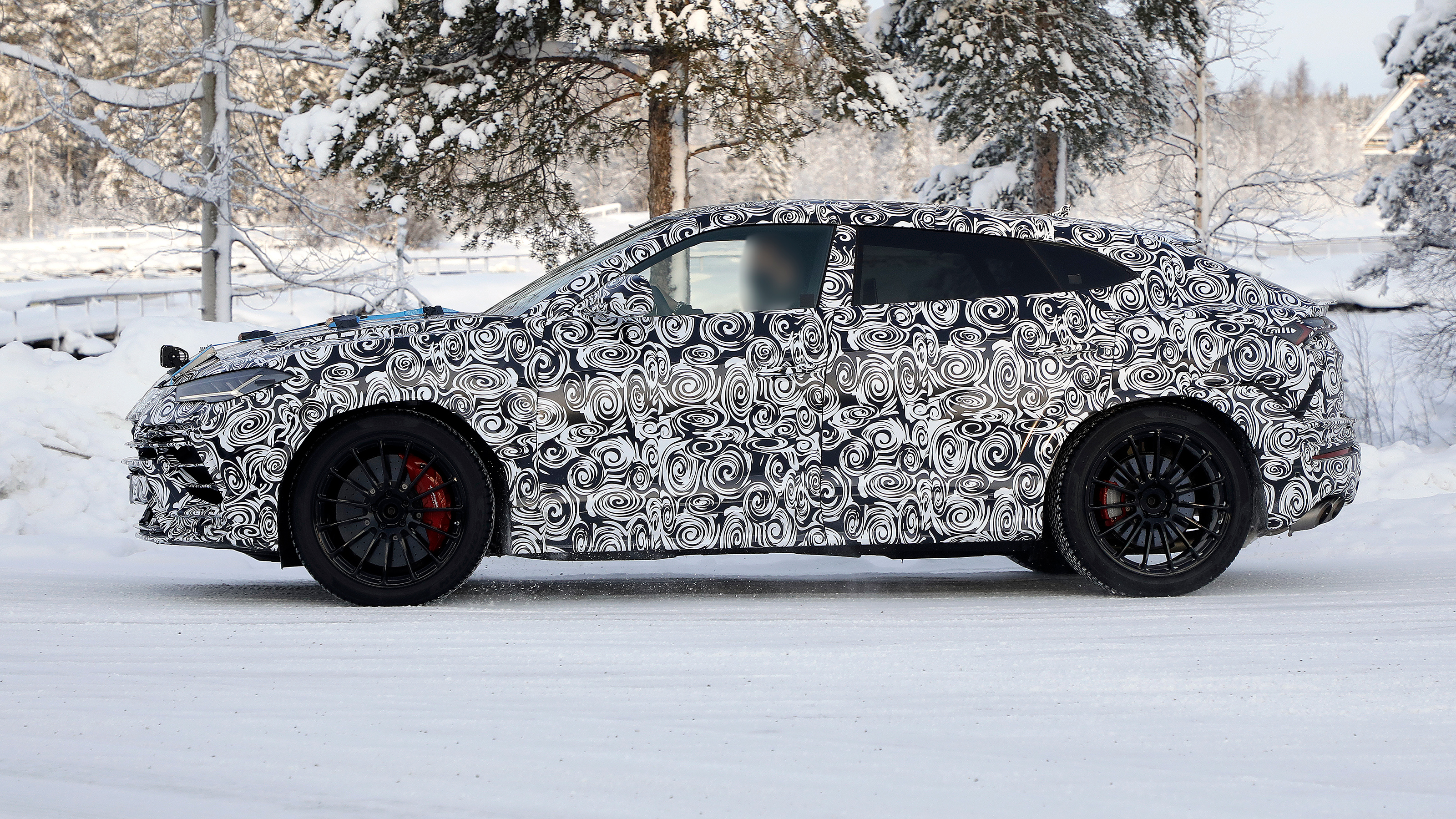 Lamborghini Urus spy - side