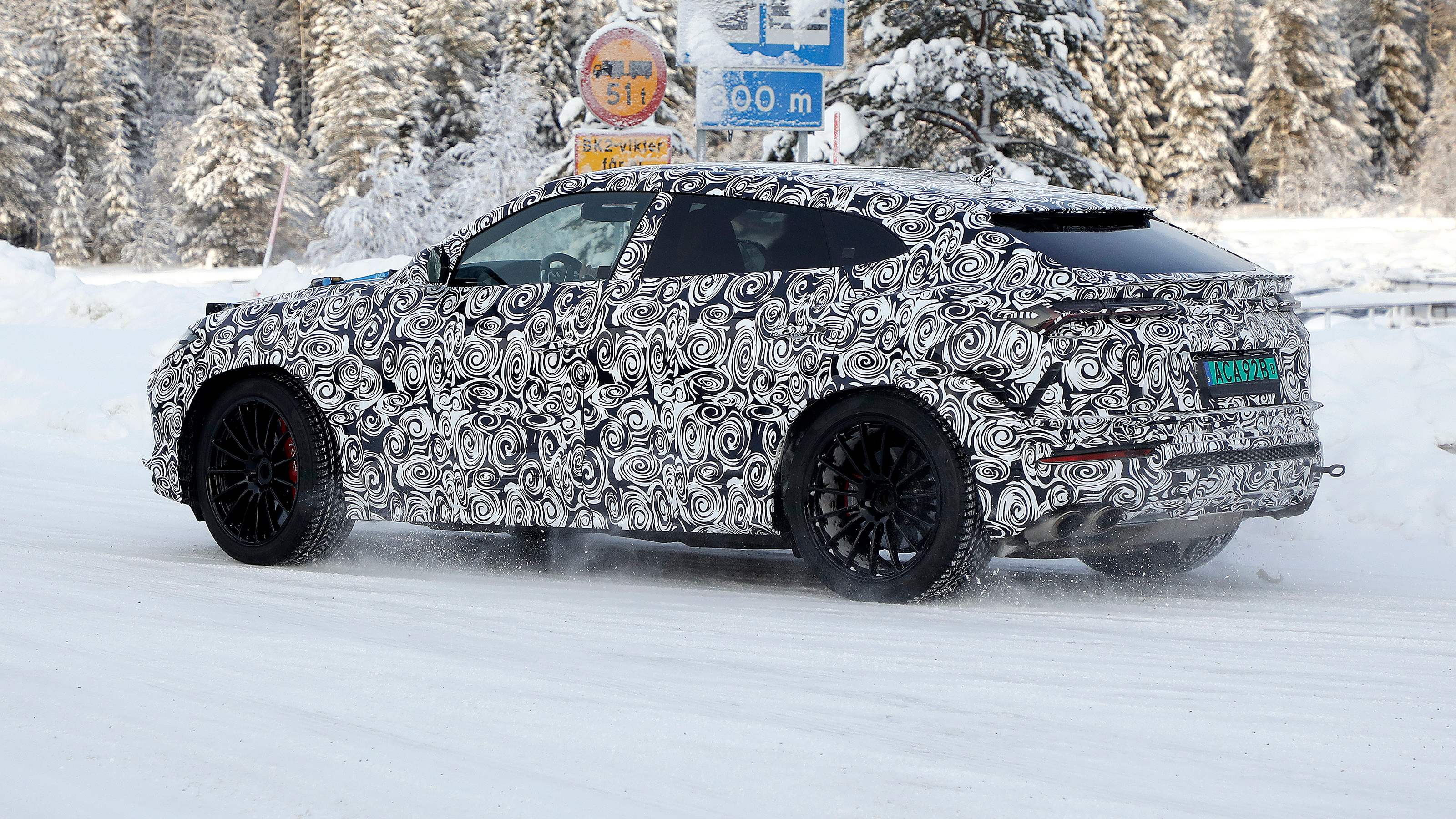Lamborghini Urus spy - side