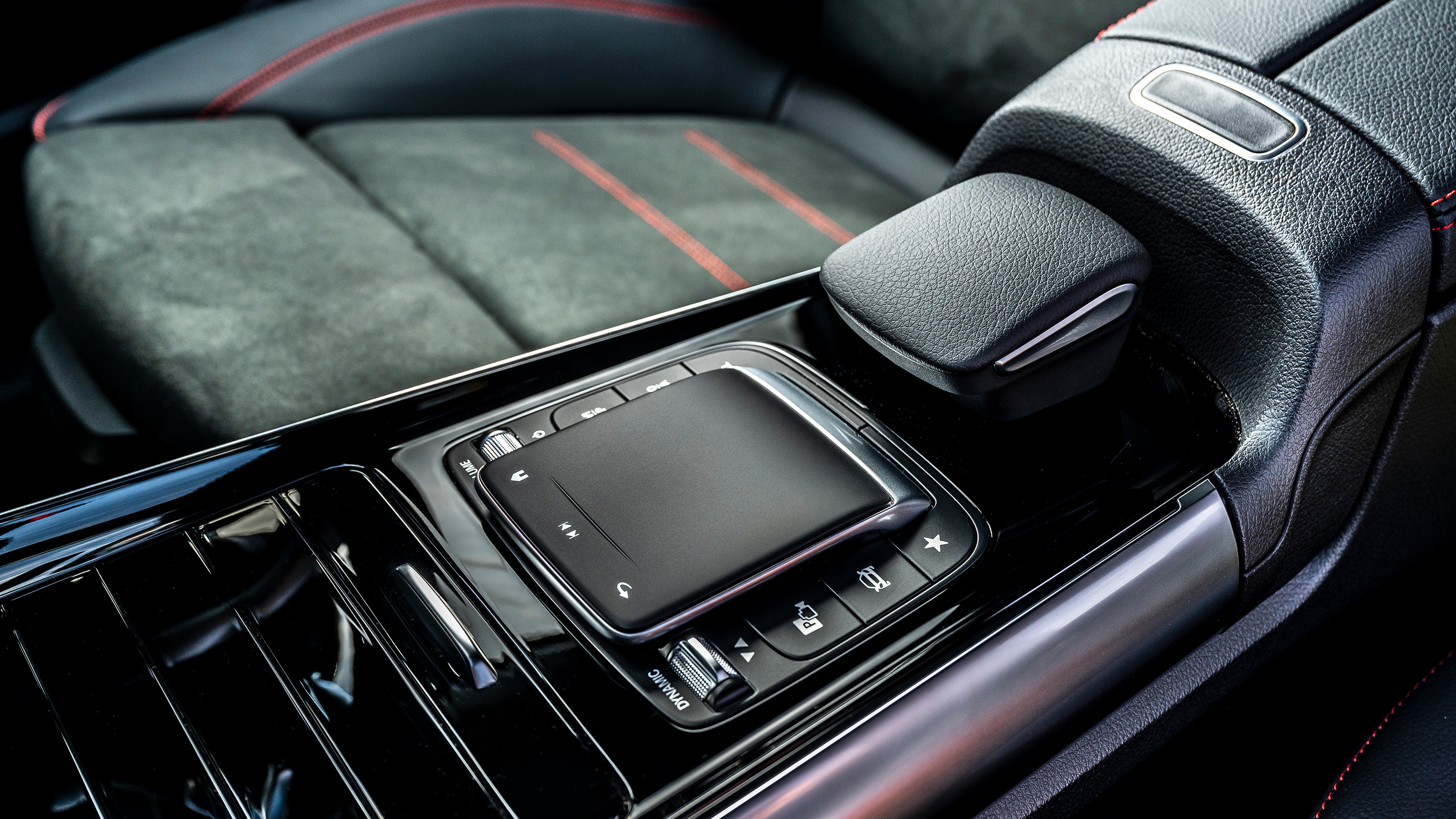 Mercedes GLA 250 e - centre console