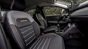 Dacia Sandero Stepway - front seats
