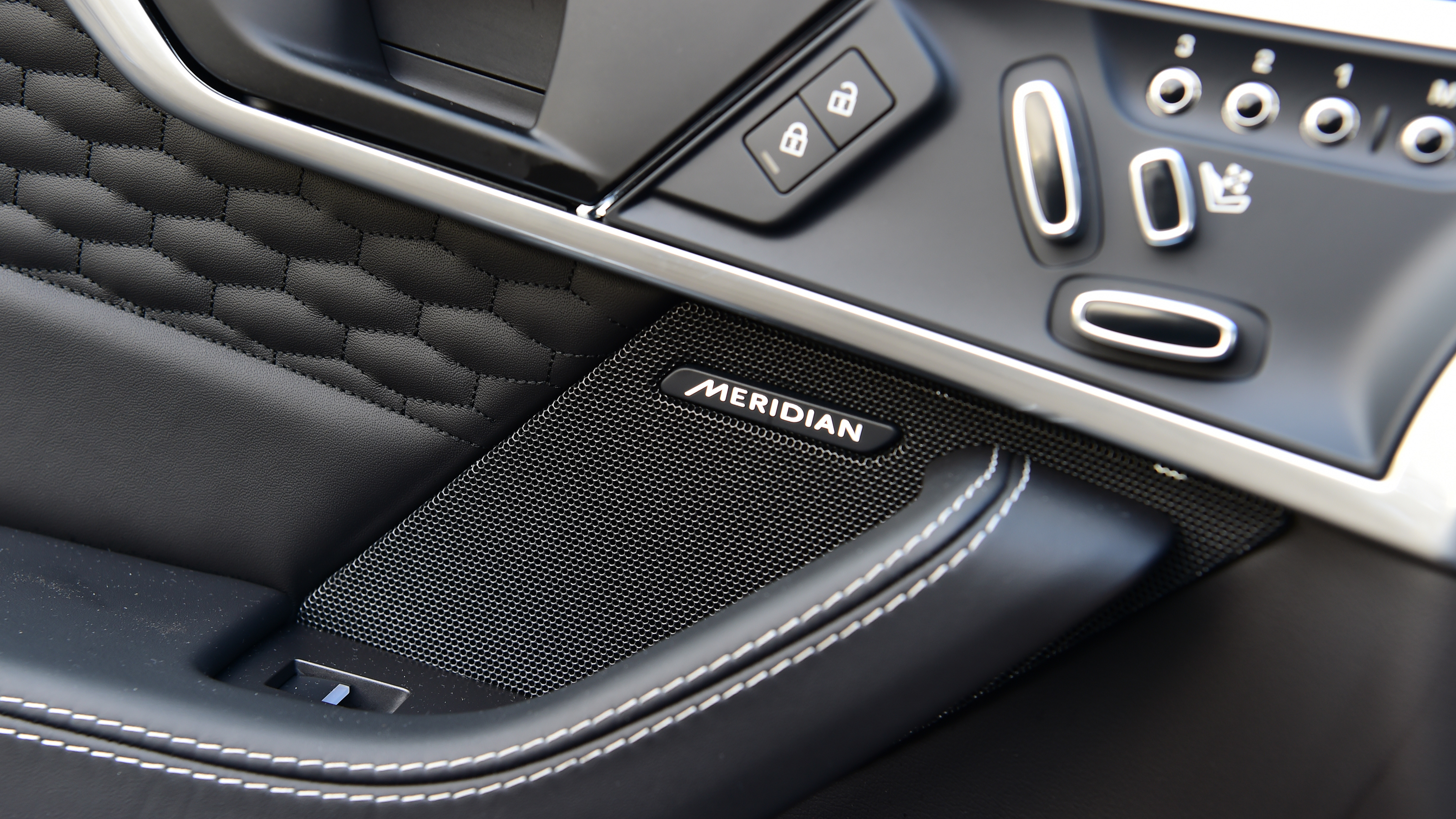 Jaguar F-Type - seats buttons