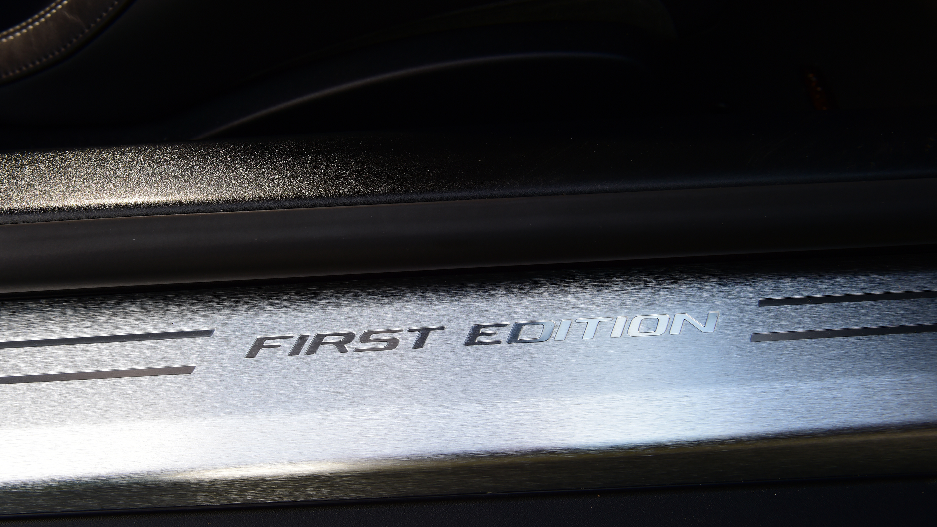 Jaguar F-Type - sill
