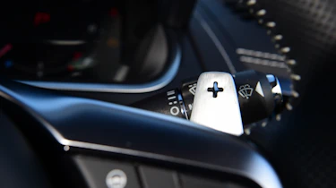 Jaguar F-Type - gear shifter paddle
