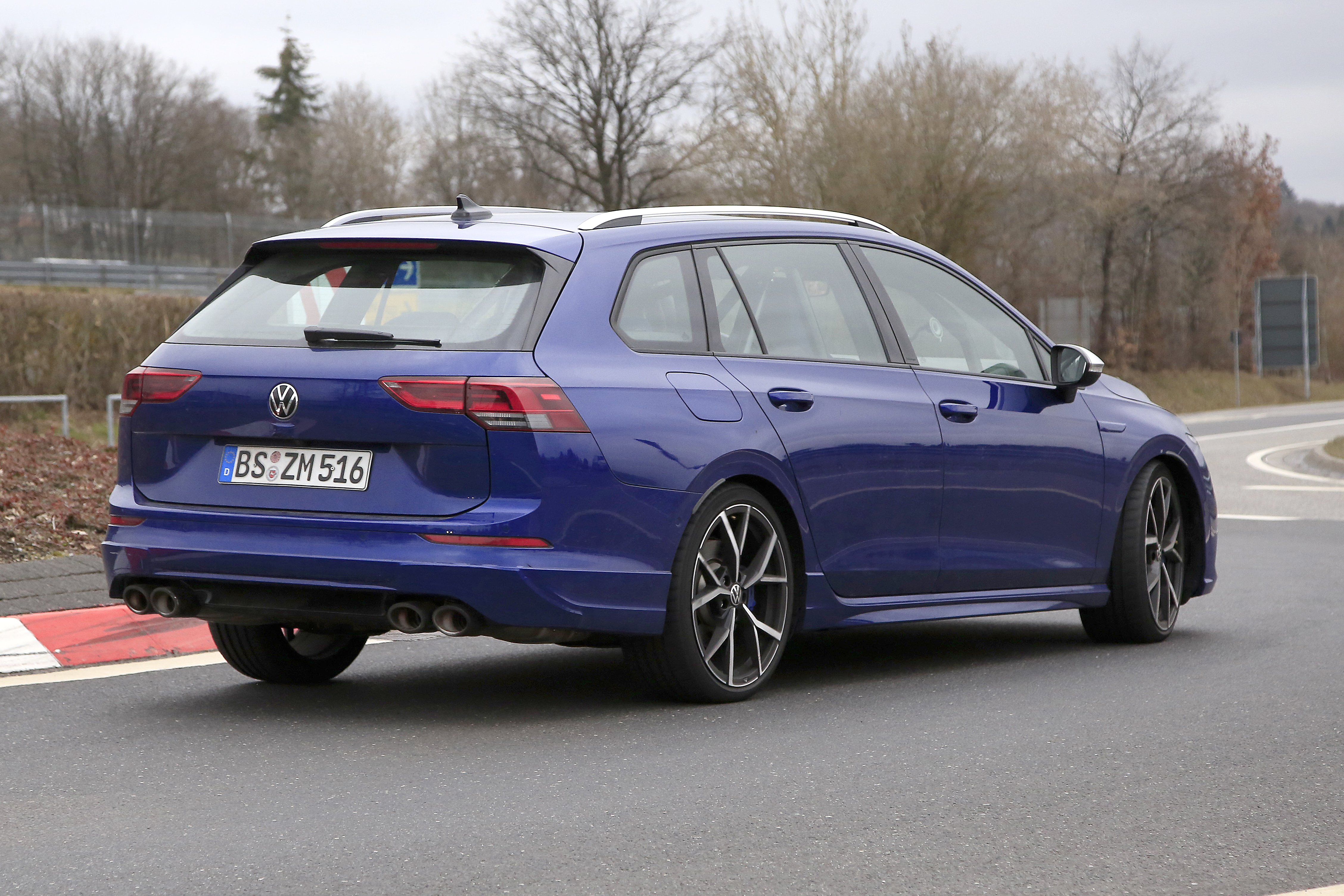 Volkswagen Golf R estate spy 