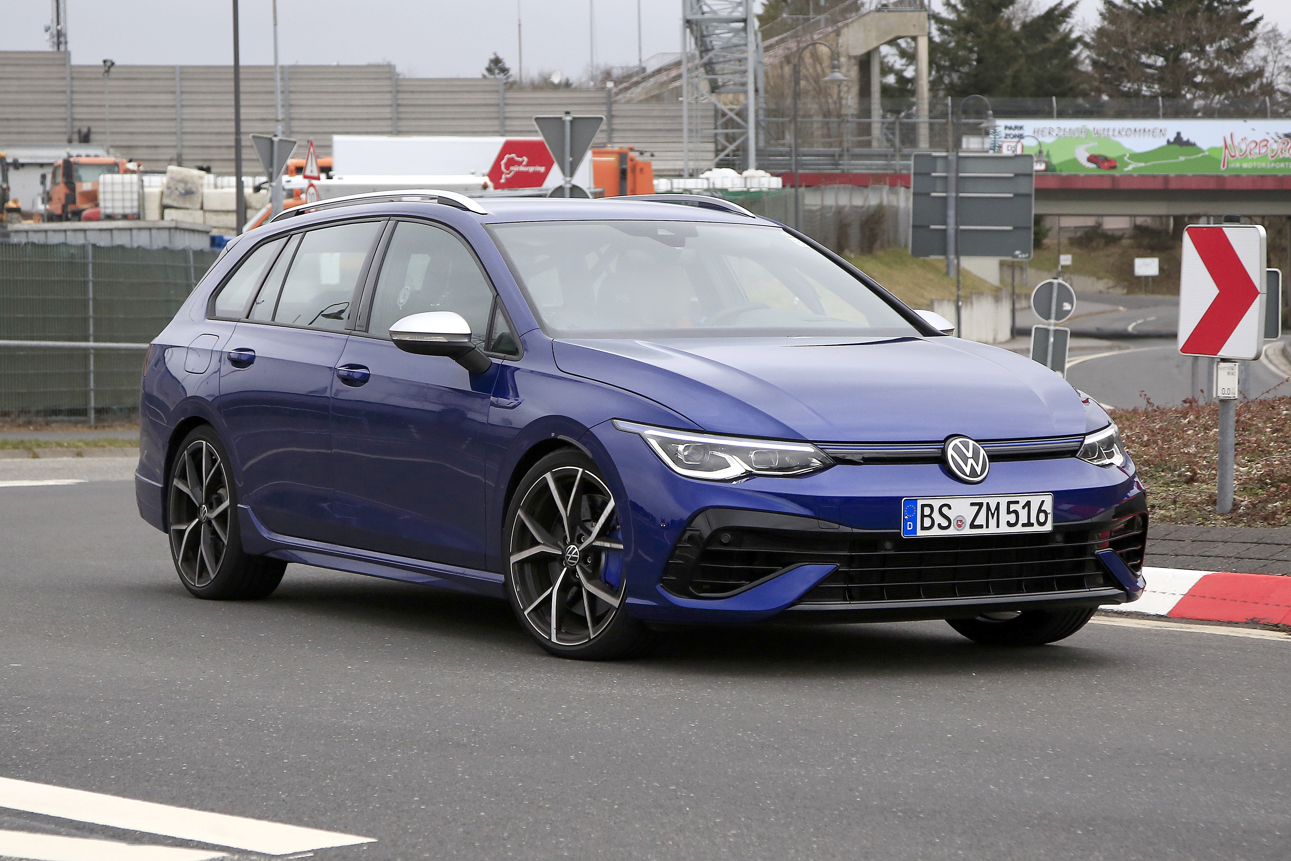 Volkswagen Golf R estate spy - front