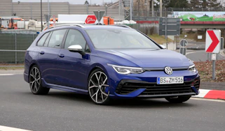 Volkswagen Golf R estate spy - front