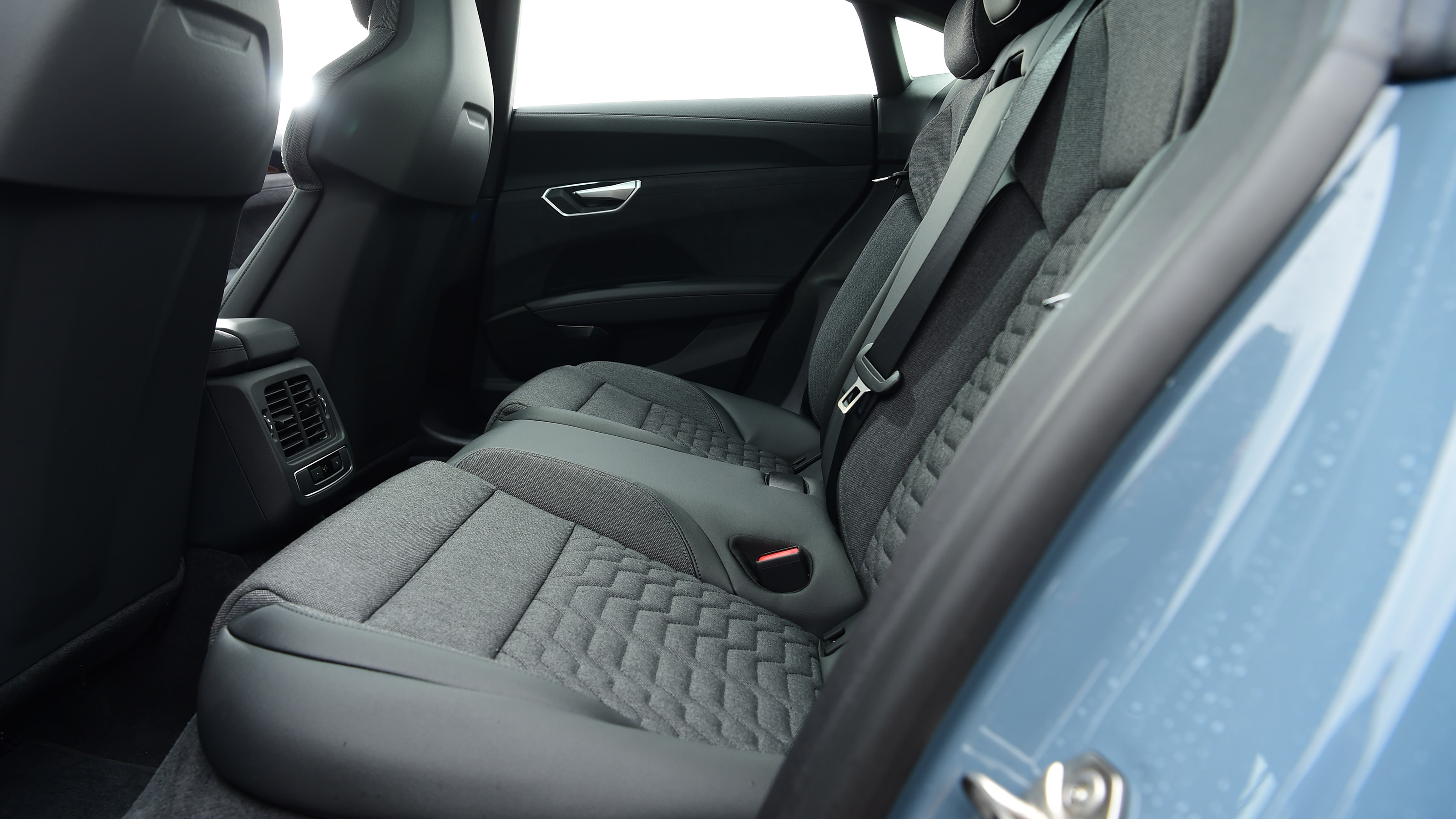 Audi e-tron GT - rear seats
