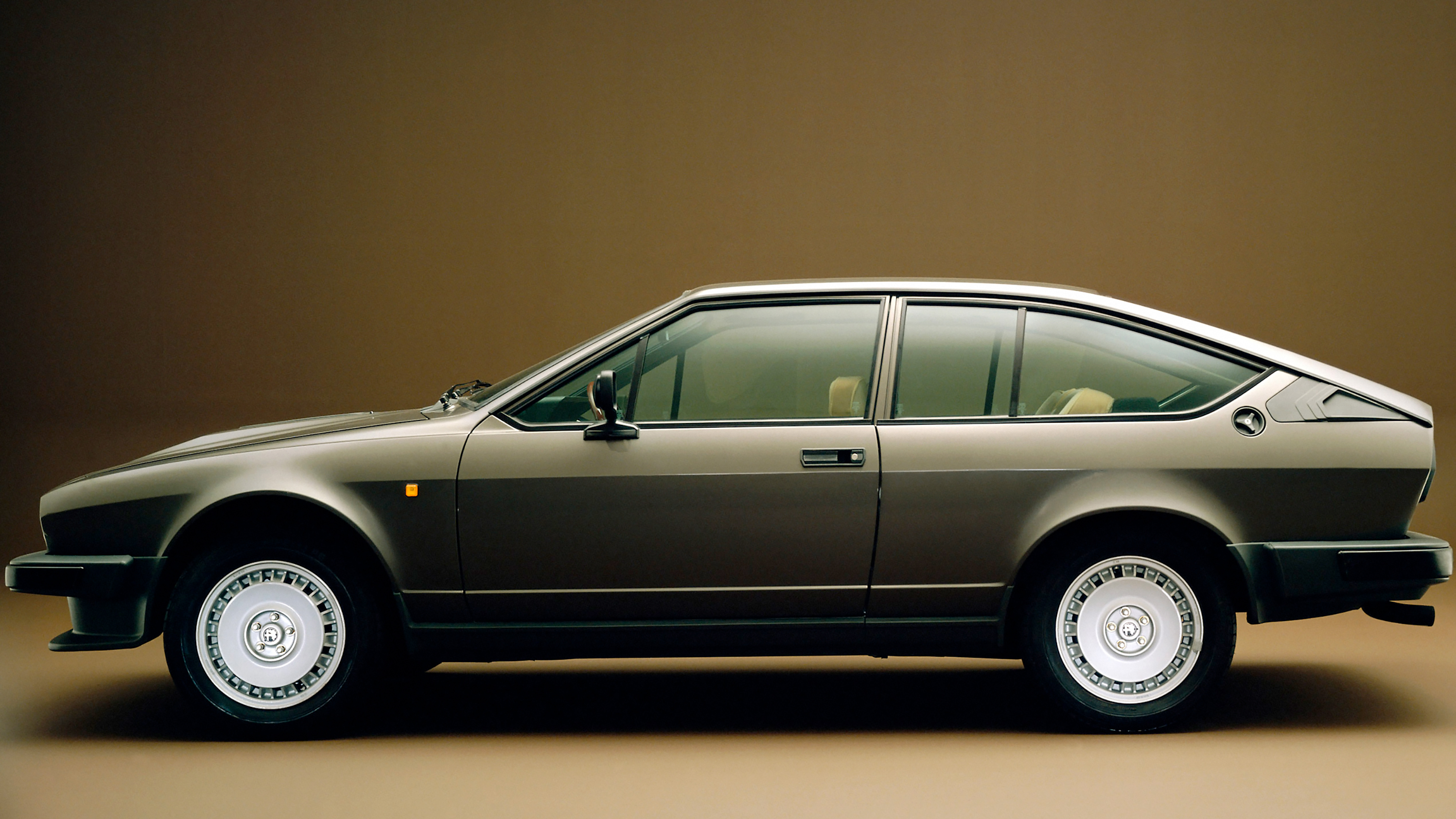 Alfa Romeo GTV6 - side static