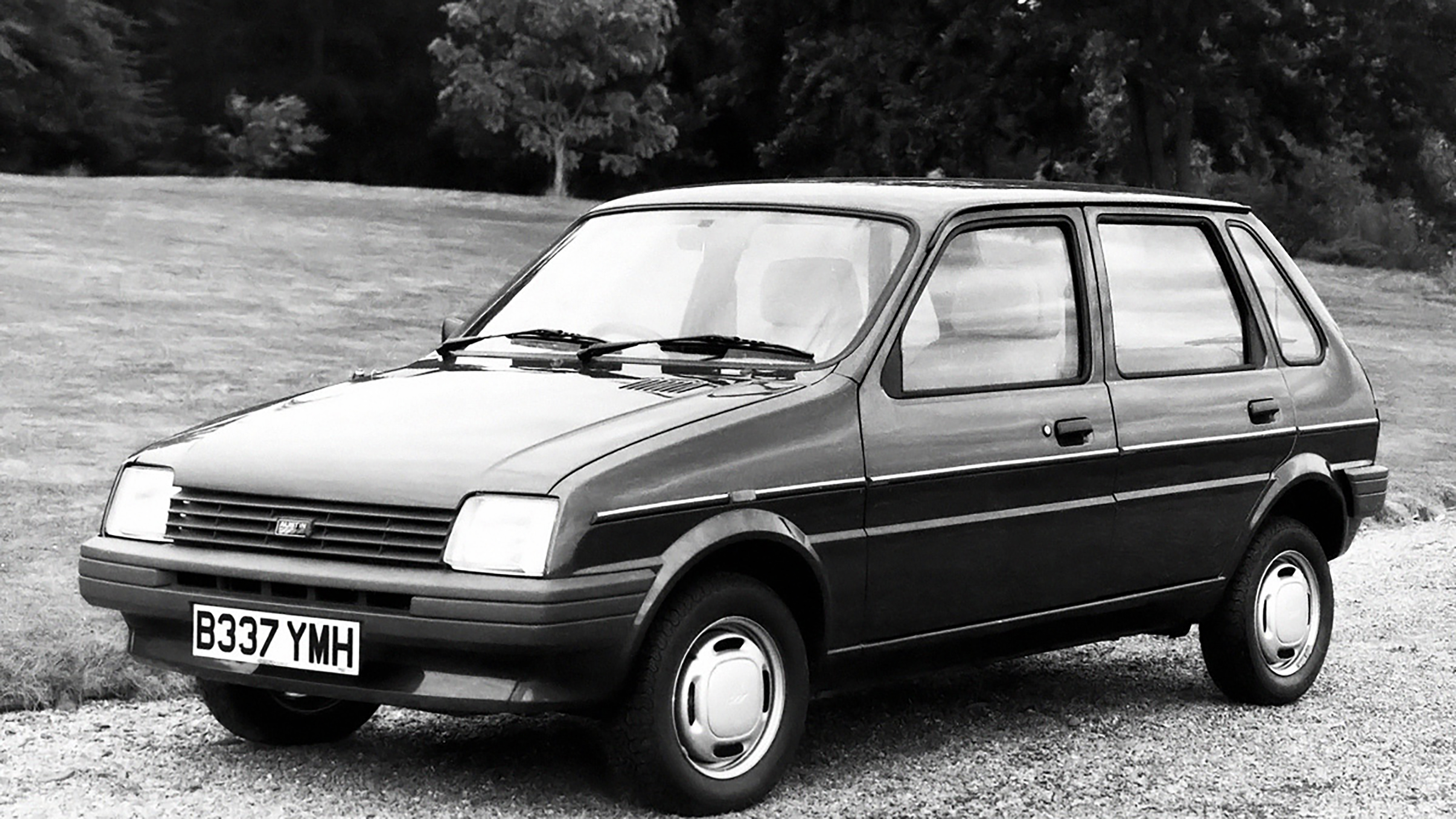 Austin Metro - front static (black and white)