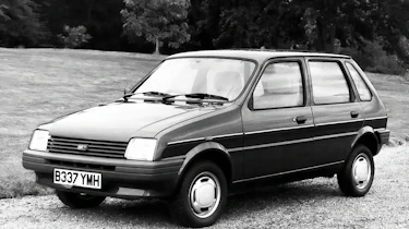 Austin Metro - front static (black and white)