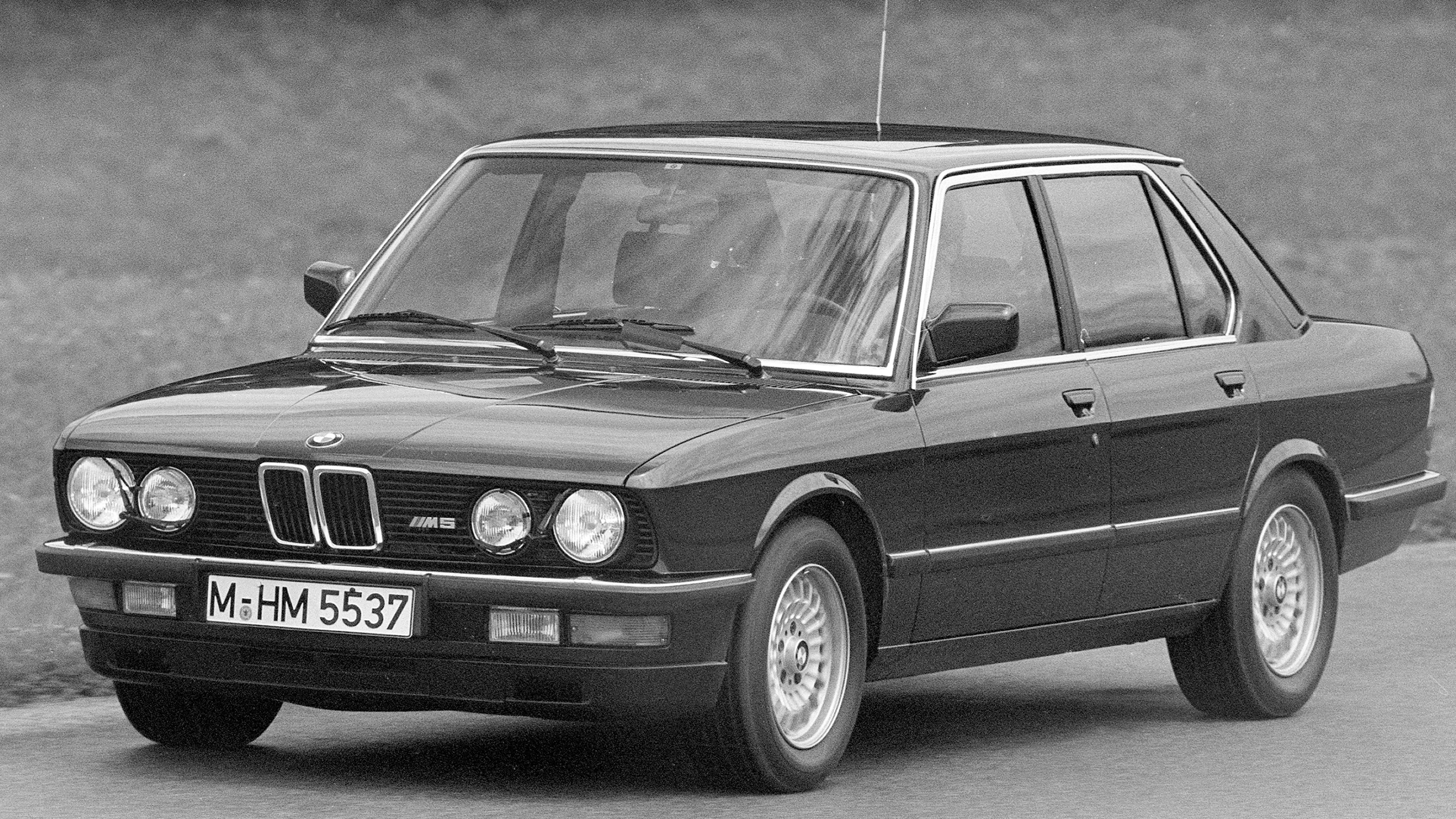 BMW M5 (E28) - front (black and white)