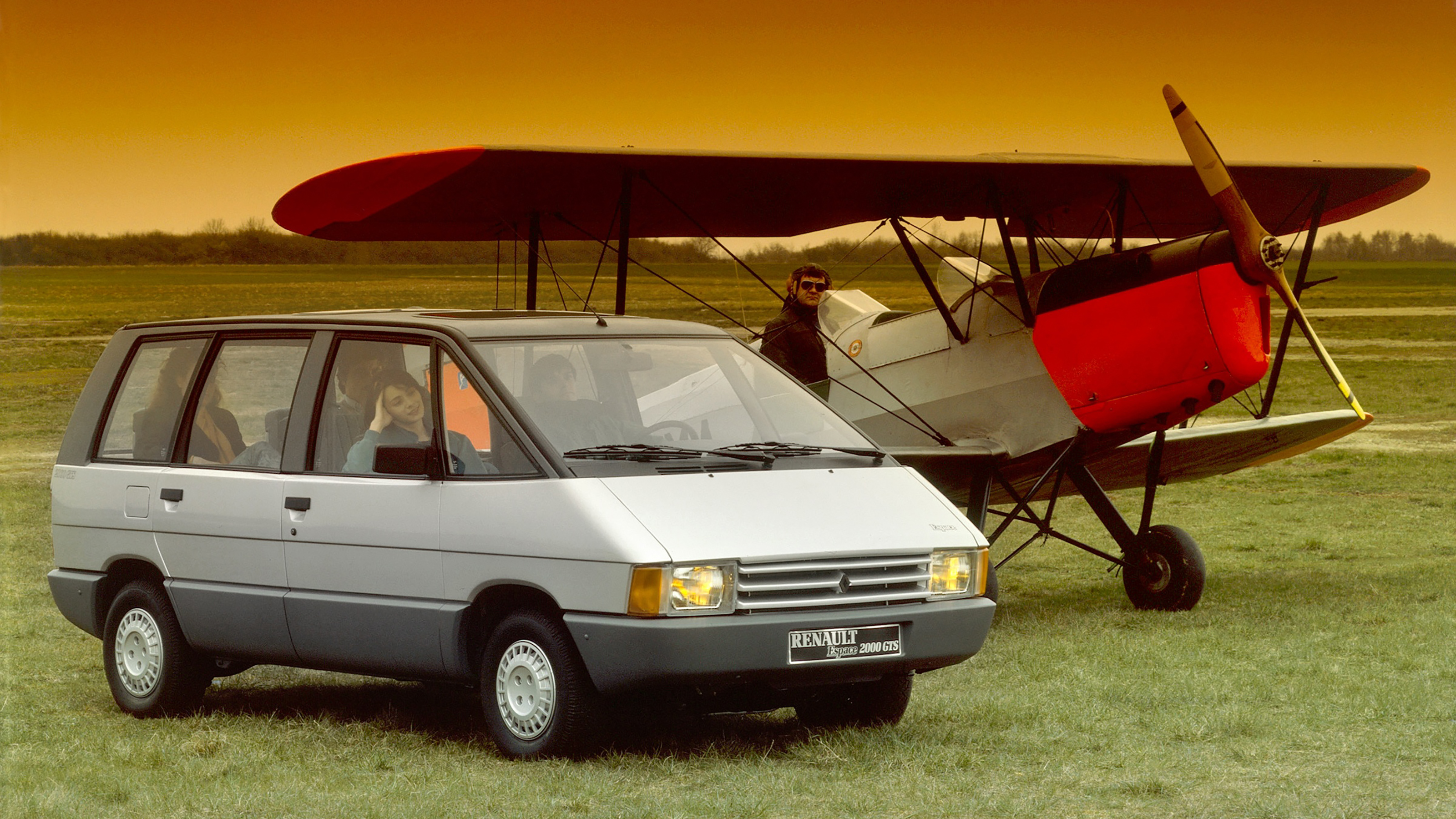 Renault Espace (Mk1) parked next to a plane