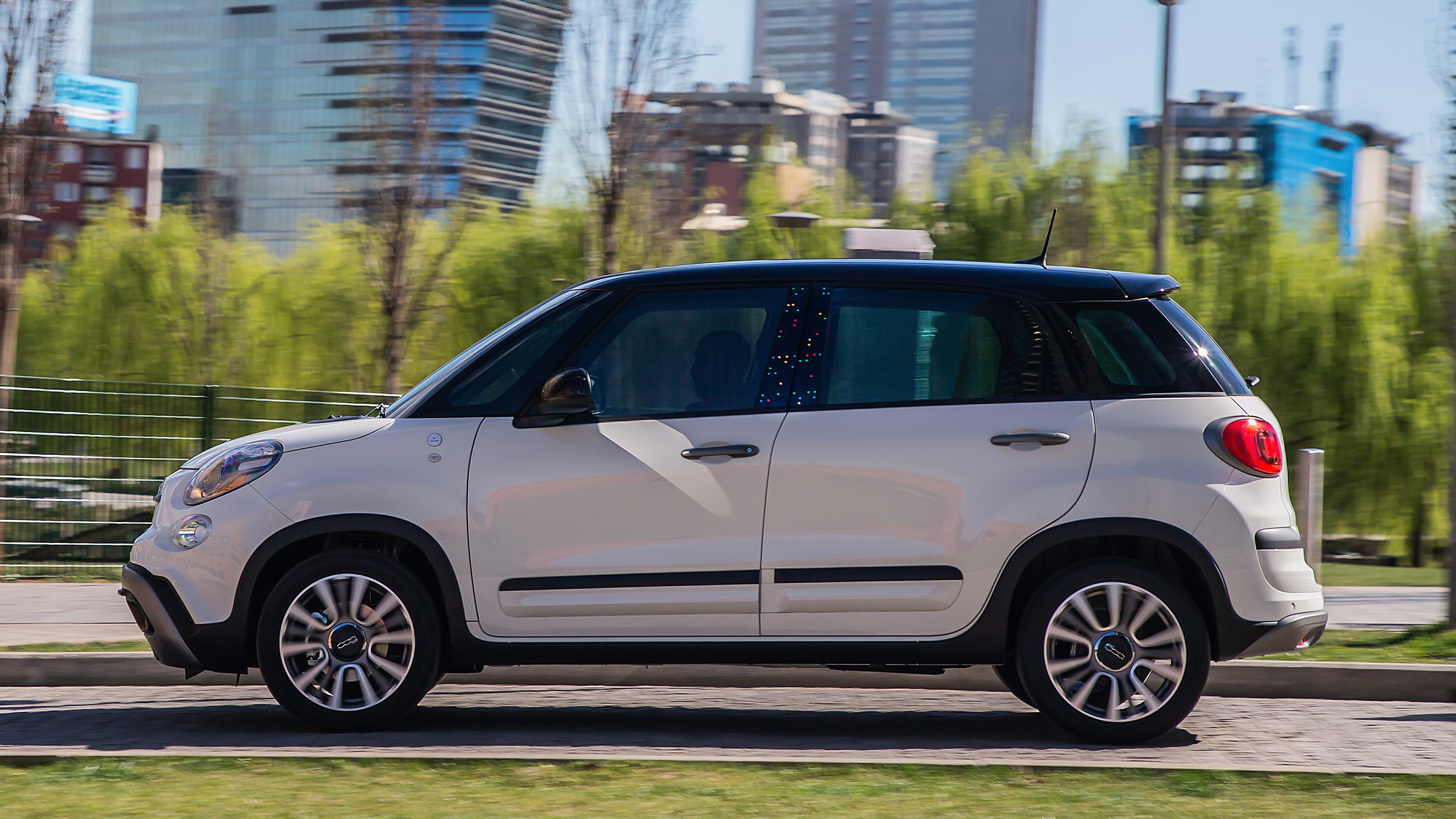 Fiat 500L Google - side