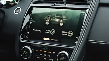 Jaguar E-Pace PHEV - infotainment