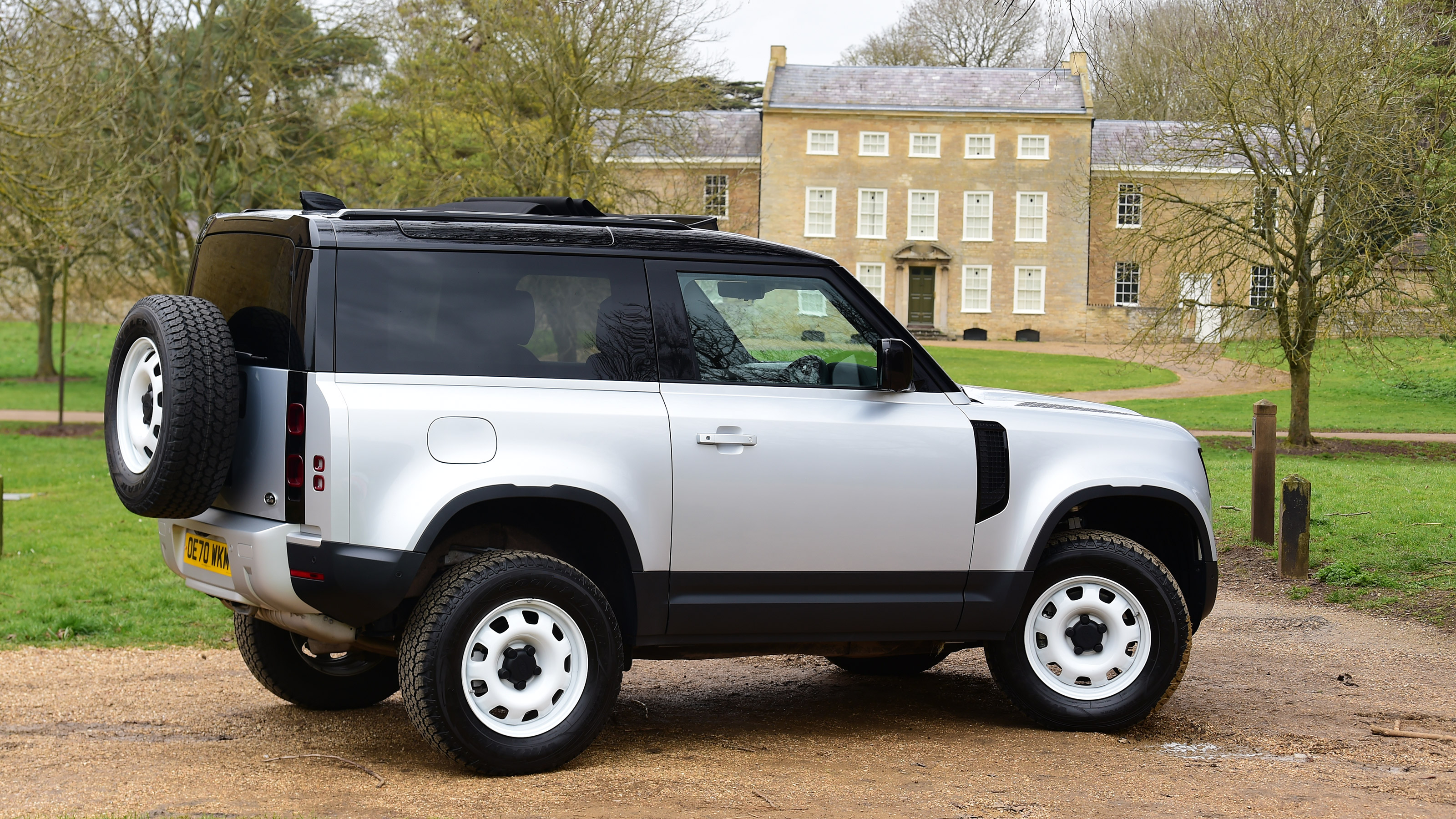 Land Rover Defender 90 D250 - rear static