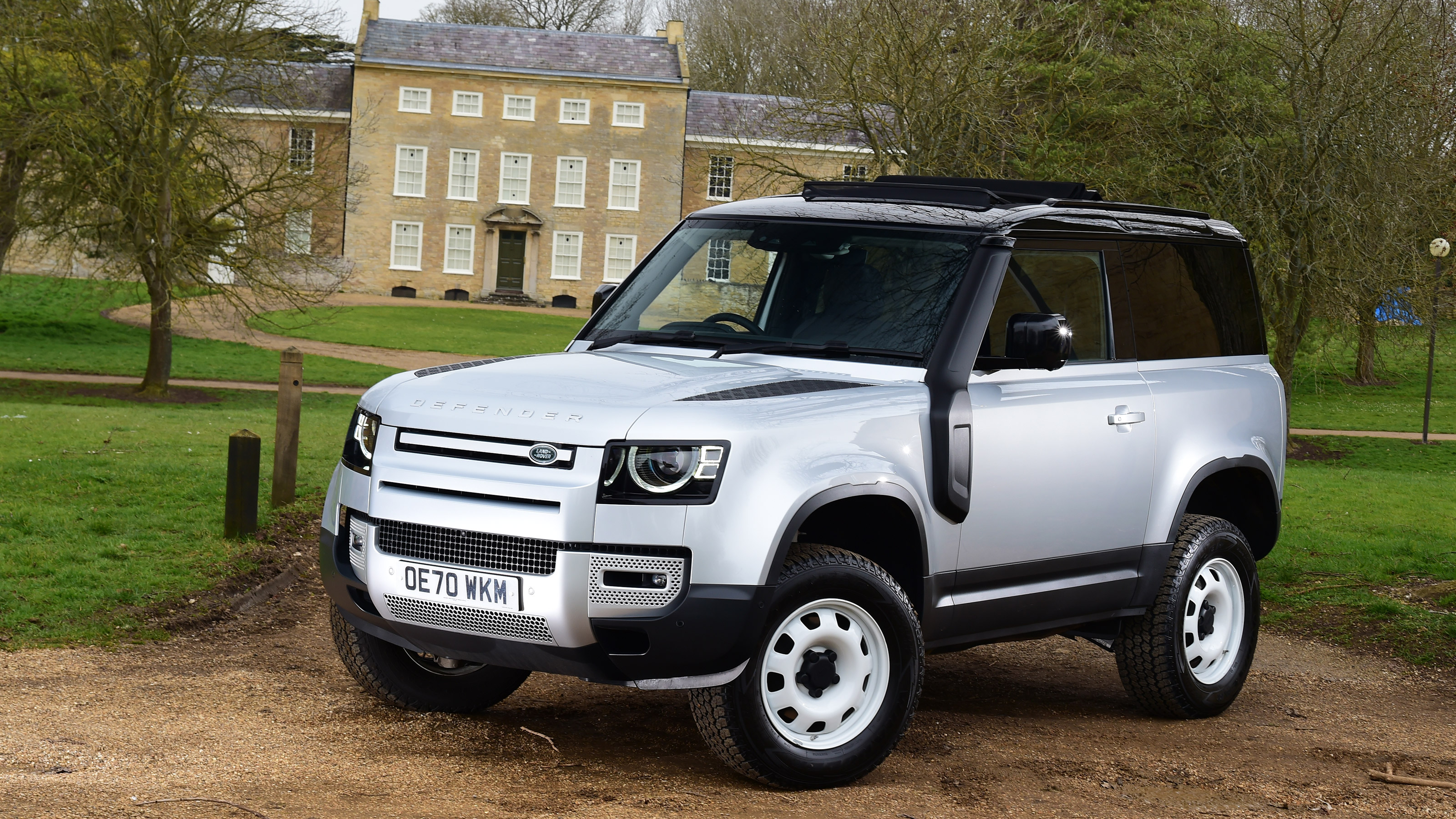 Land Rover Defender 90 D250 - front static