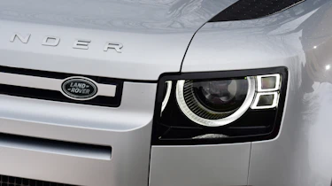 Land Rover Defender 90 D250 - front light
