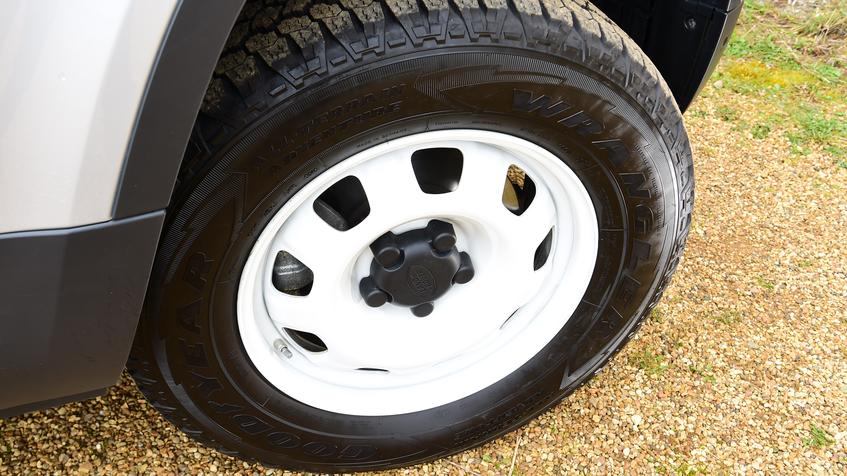 Land Rover Defender 90 D250 - wheel