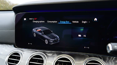 Mercedes E 300 e - infotainment