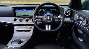 Mercedes E 300 e - dash
