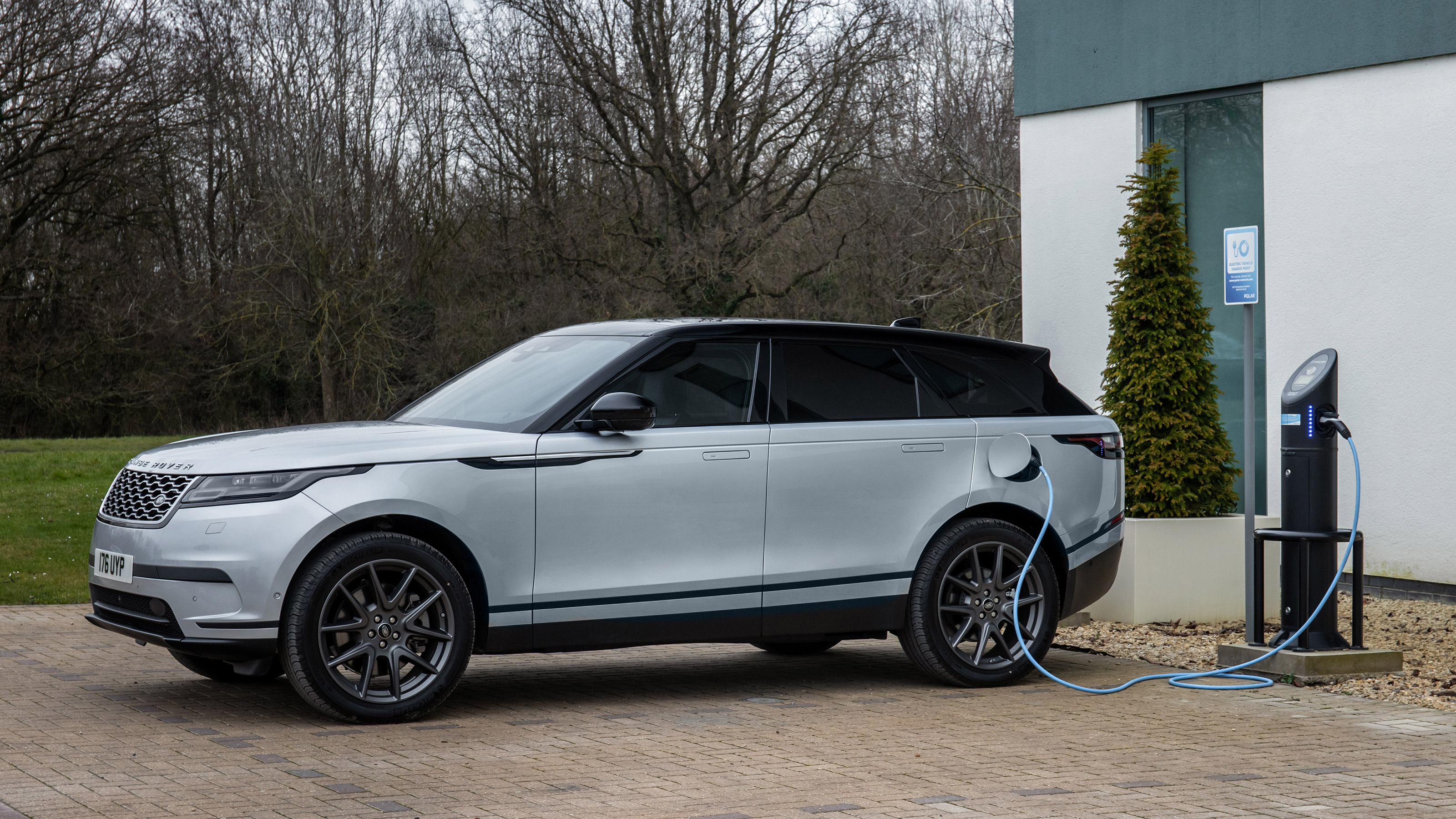 Range Rover Velar P400e - charging