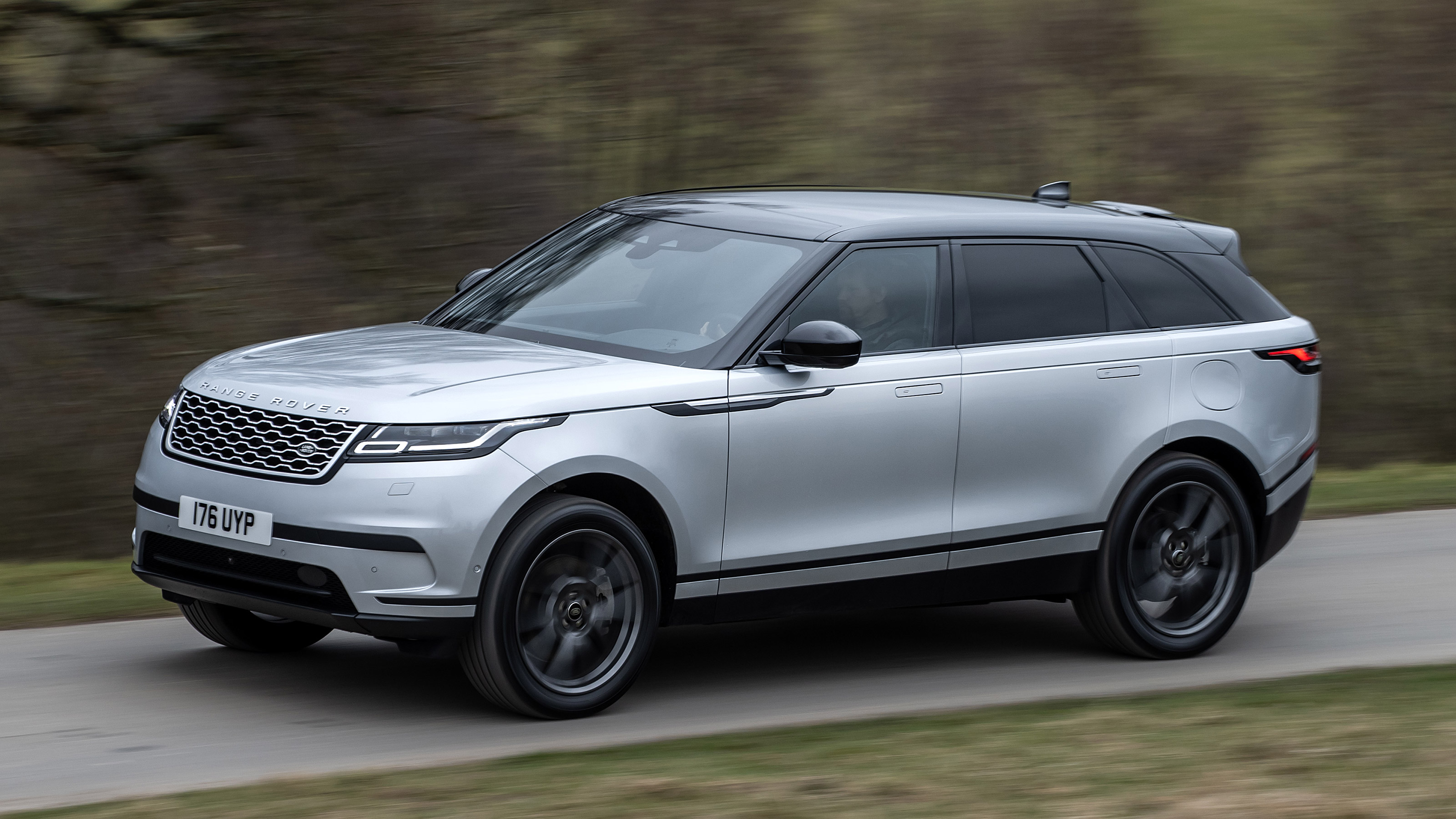 Range Rover Velar P400e - front action